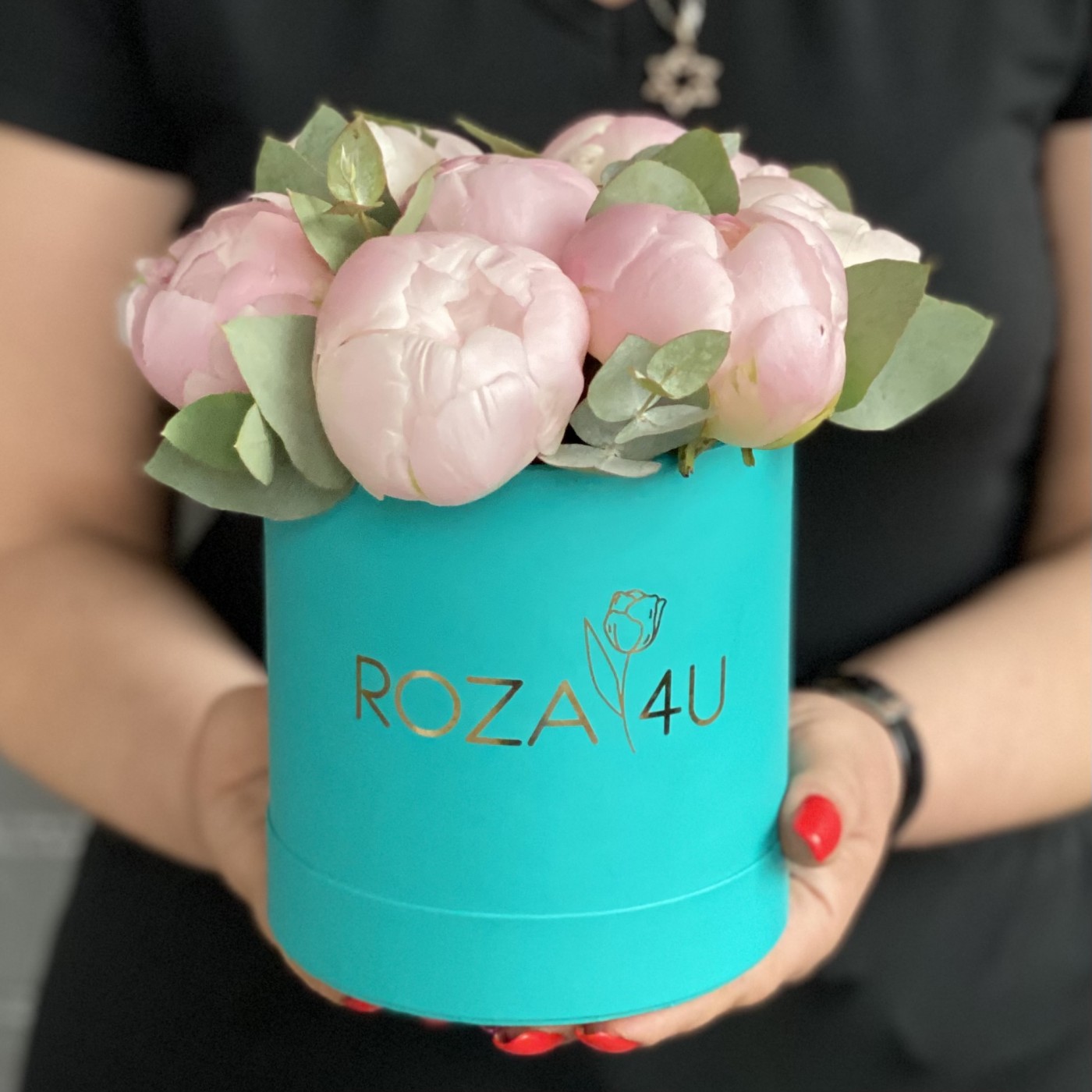 7 пионов Ангел чик с эвкалиптом в коробке