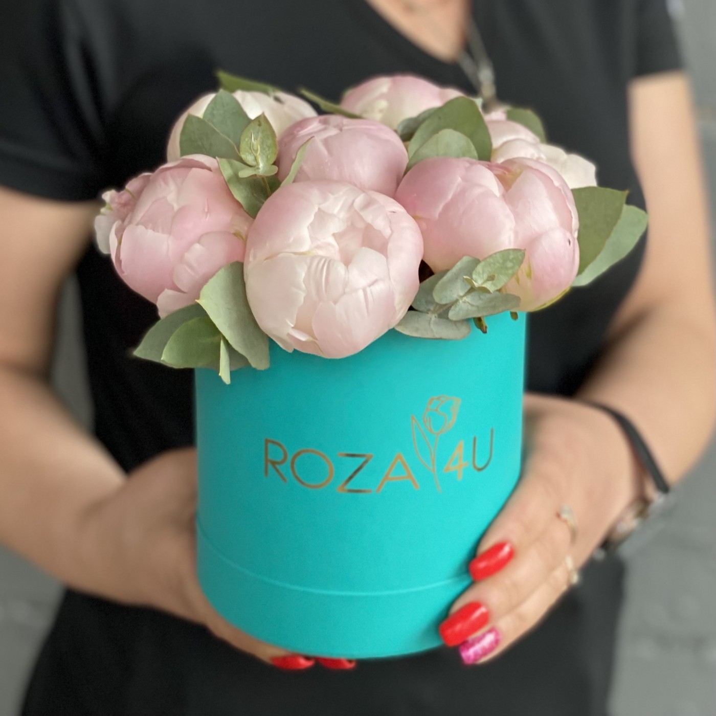 7 пионов Ангел чик с эвкалиптом в коробке