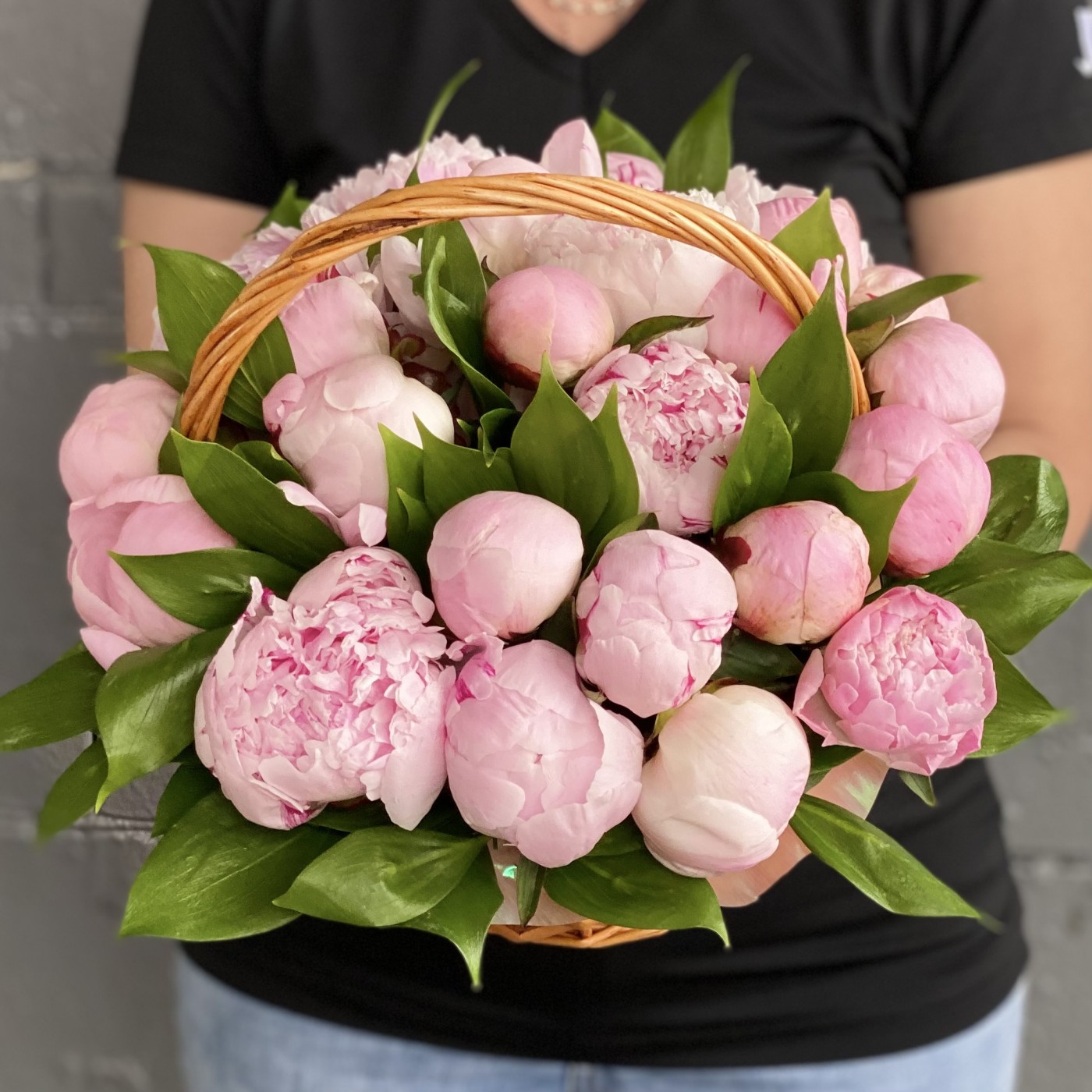 25 розовых пионов Сара Бернар в корзине