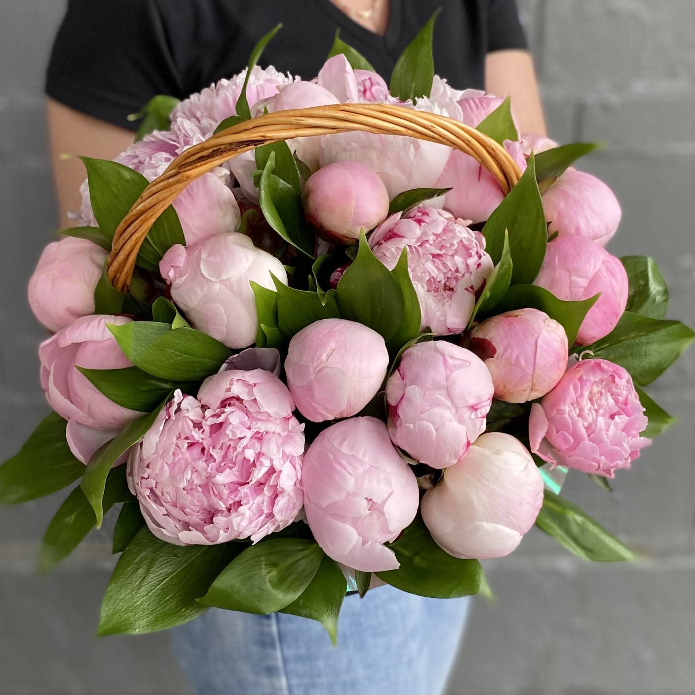 25 розовых пионов Сара Бернар в корзине