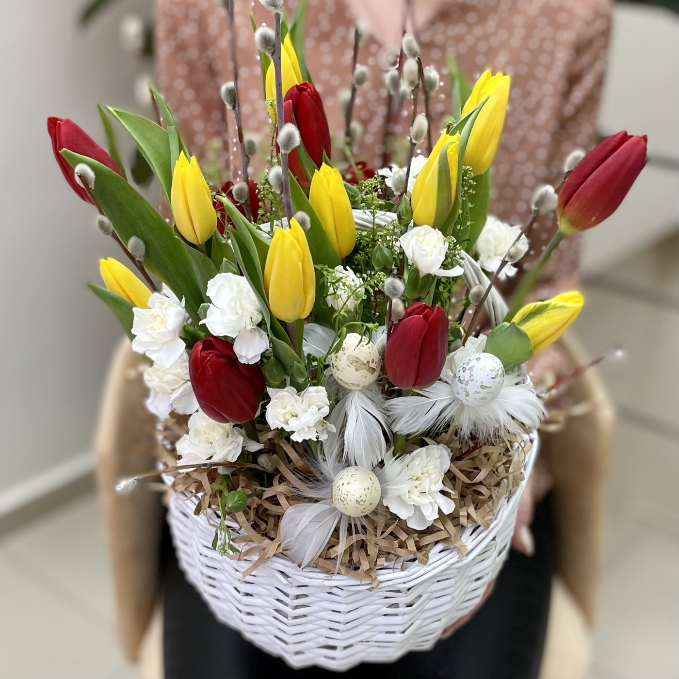 Пасхальная композиция с тюльпанами