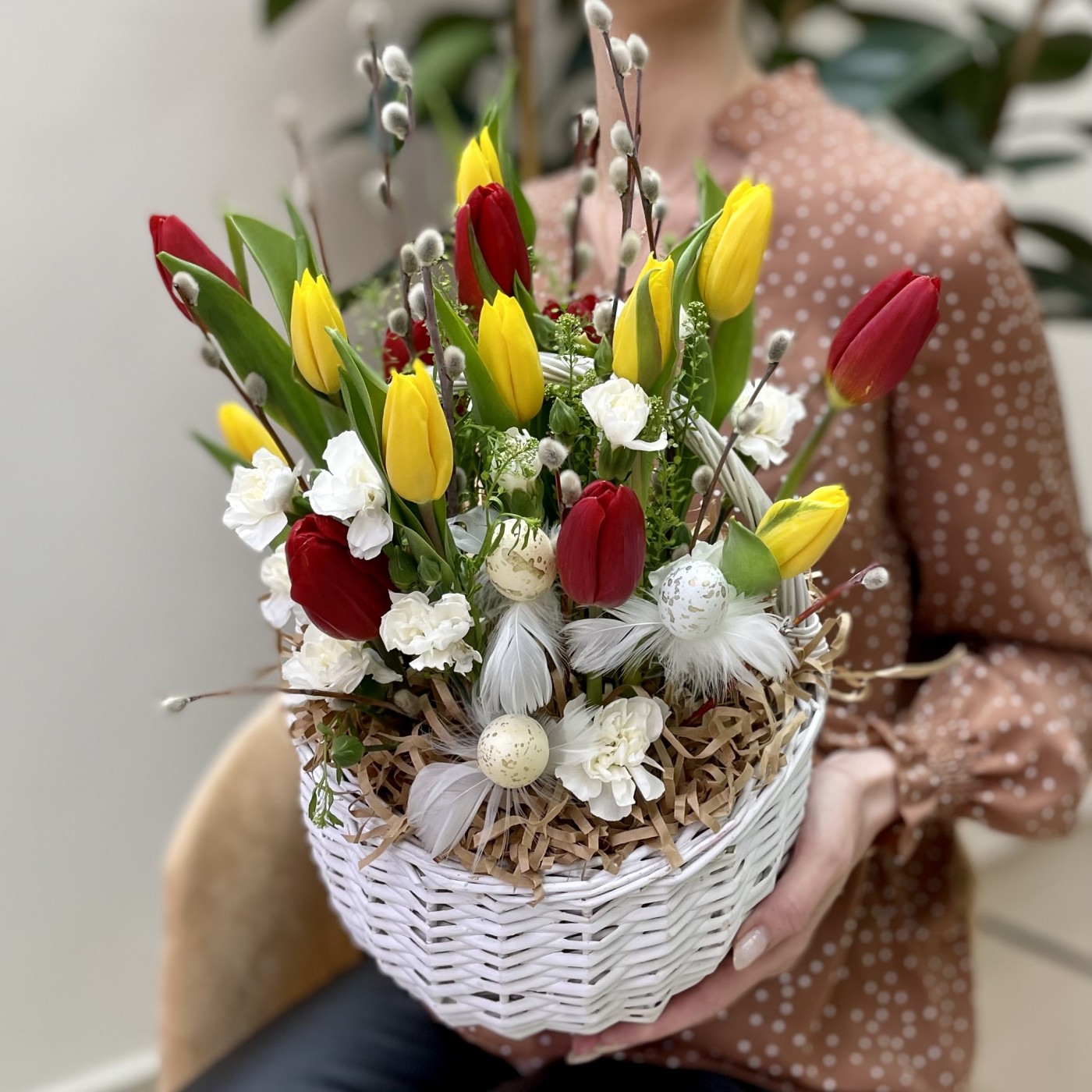 Пасхальная композиция с тюльпанами