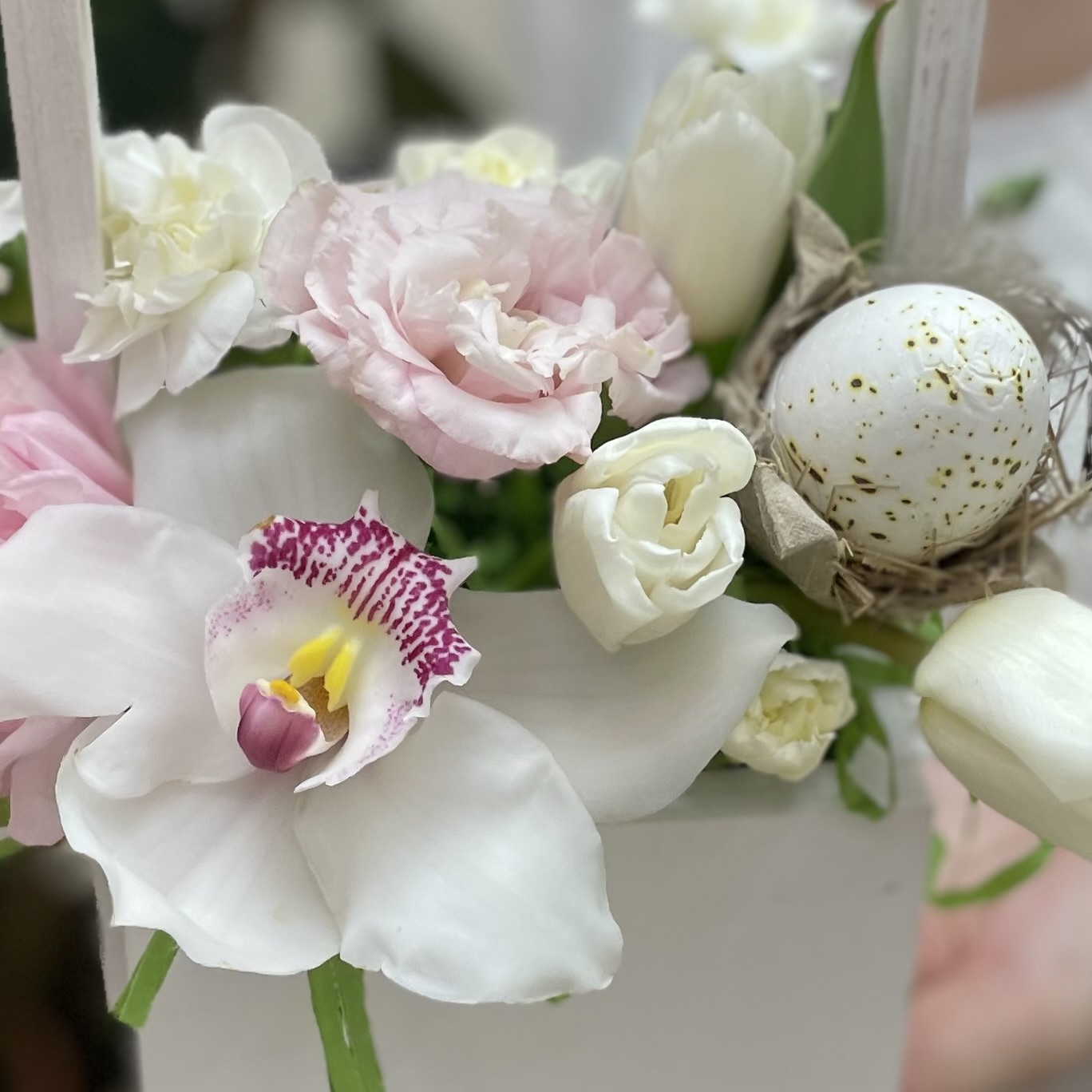 Пасхальная композиция с белой орхидеей и тюльпанами