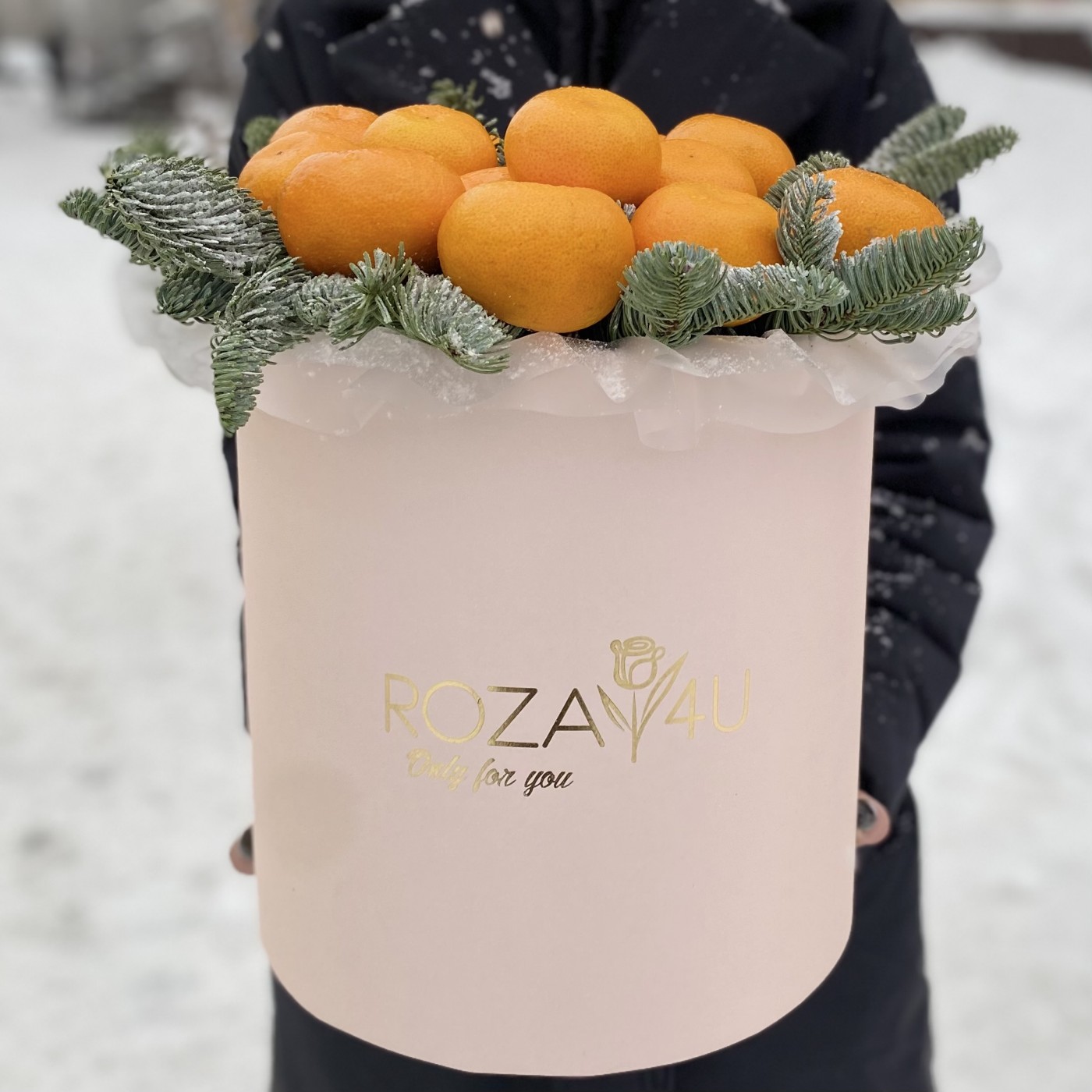 Новогодняя подарочная коробка с мандаринами и нобилисом