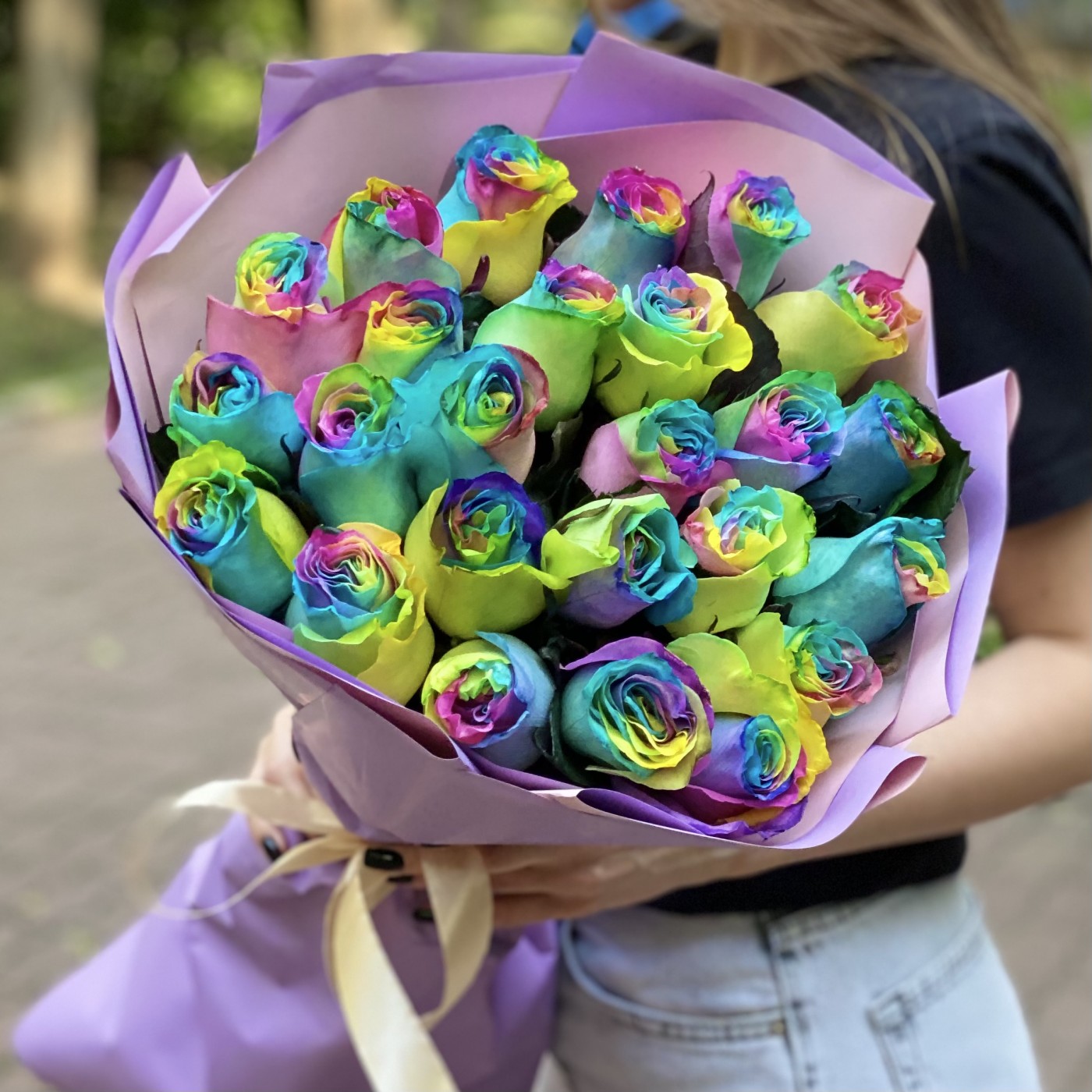 Букет из 25 радужных роз