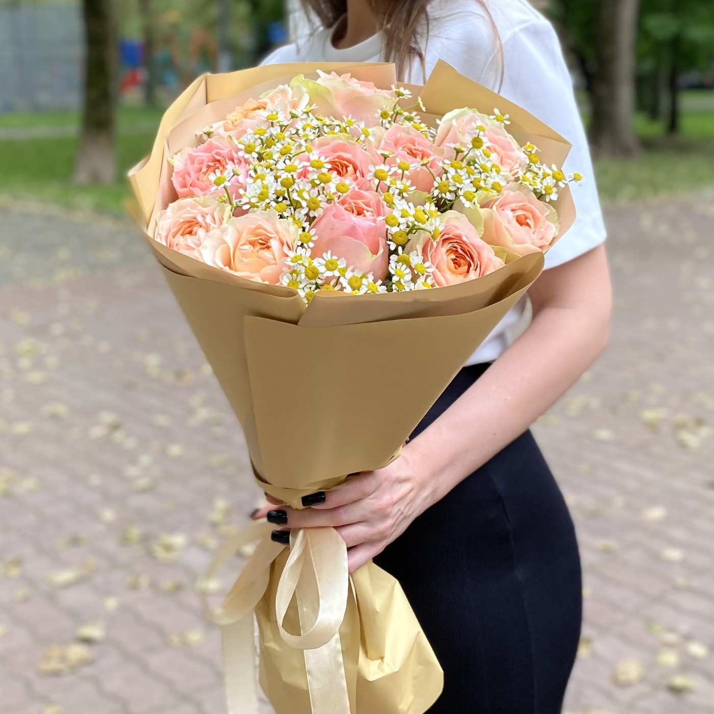 11 пионовидных роз Гравити с ромашками