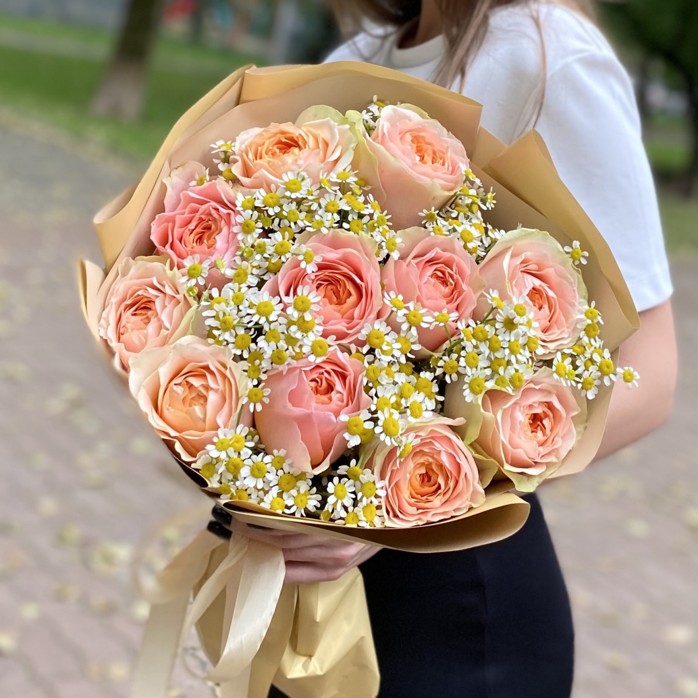 11 пионовидных роз Гравити с ромашками
