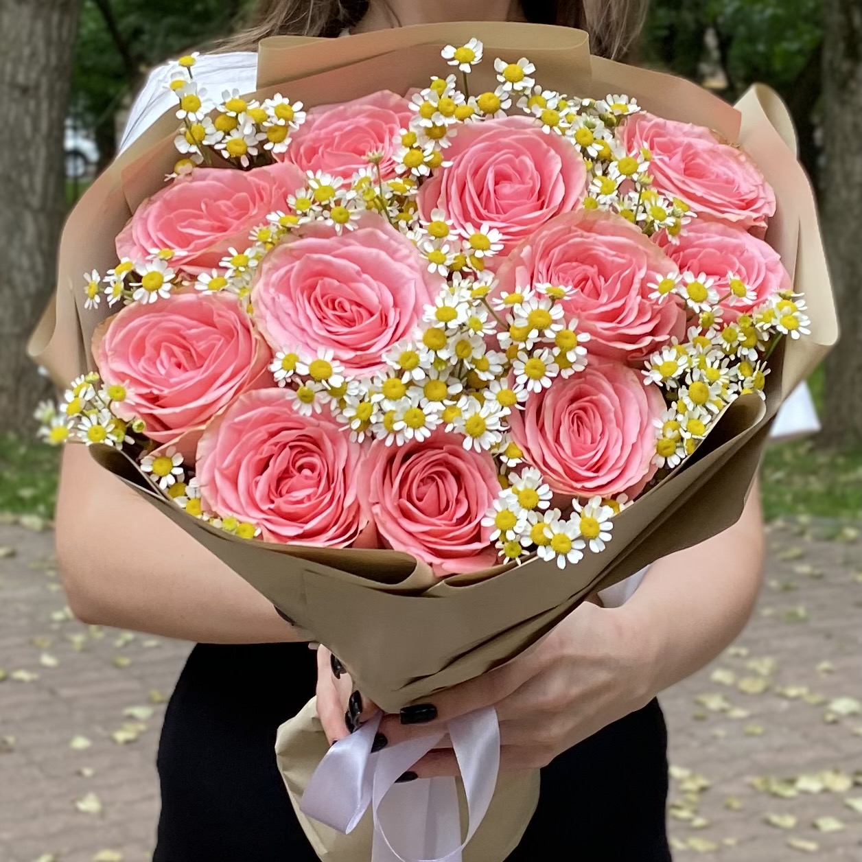 11 пионовидных роз Софи Лорен с ромашками