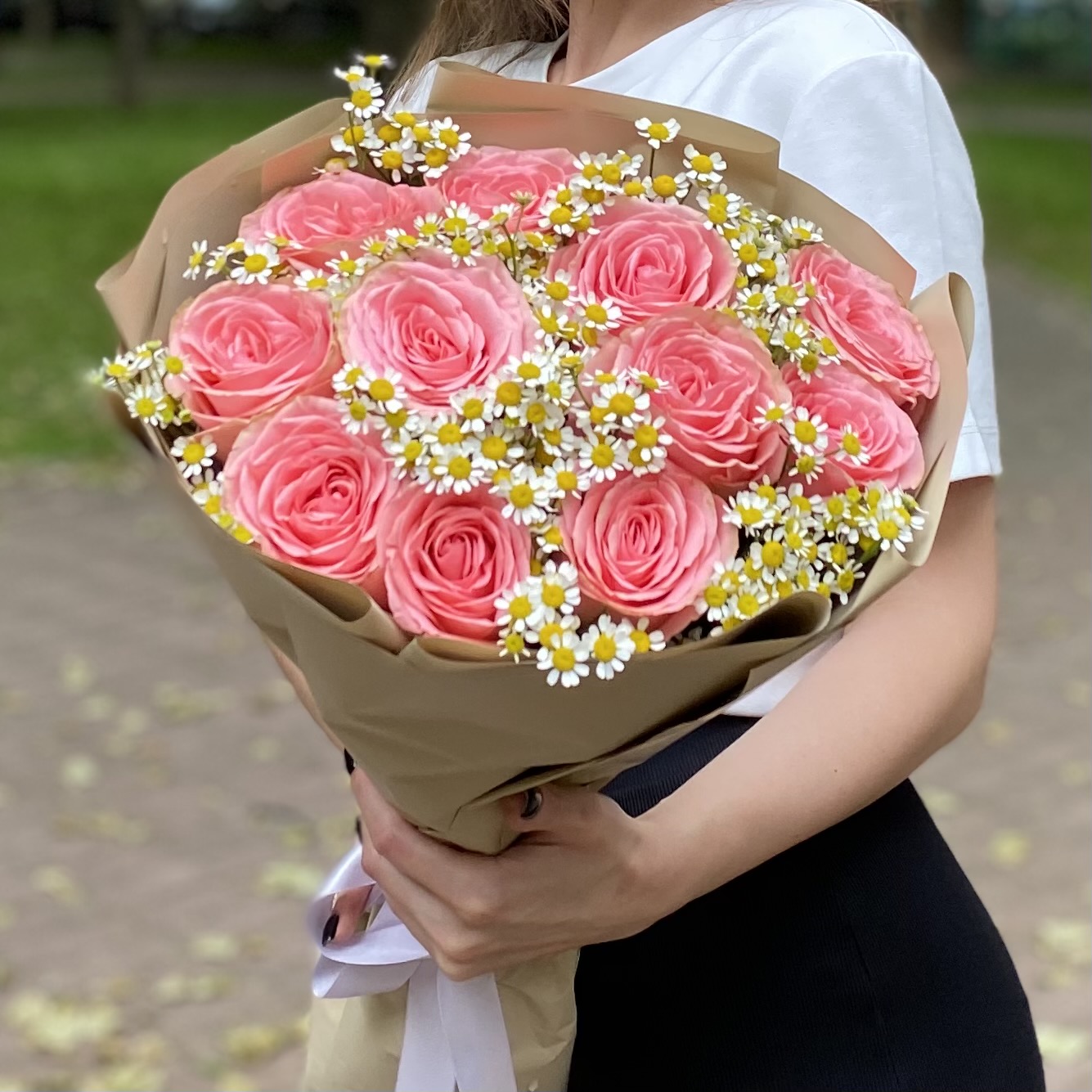 11 пионовидных роз Софи Лорен с ромашками