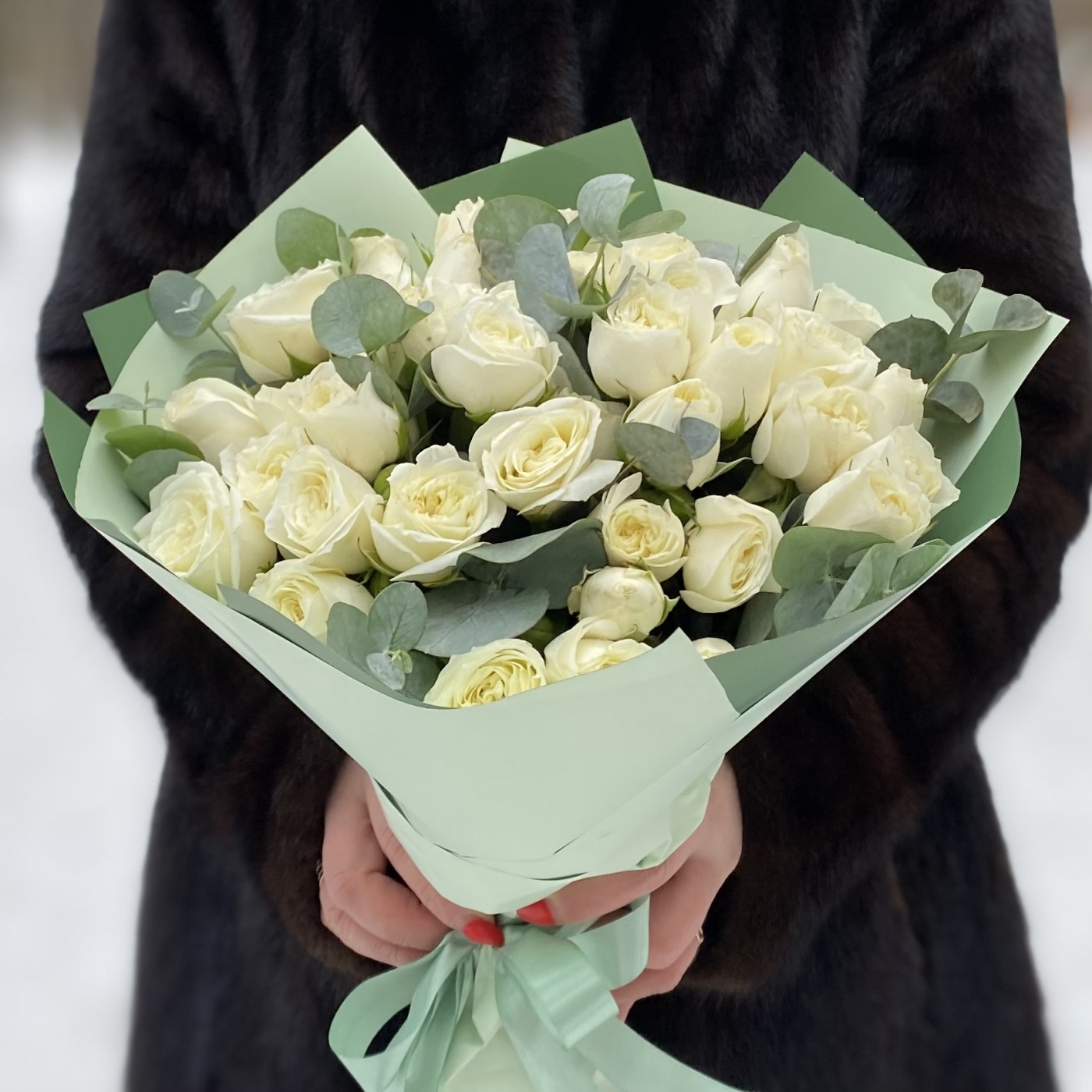 15 кустовых роз Сноу Бабл с эвкалиптом