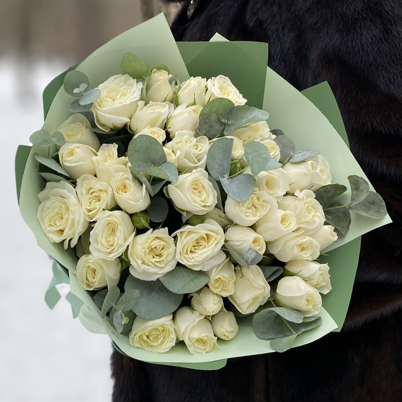 15 кустовых роз Сноу Бабл с эвкалиптом