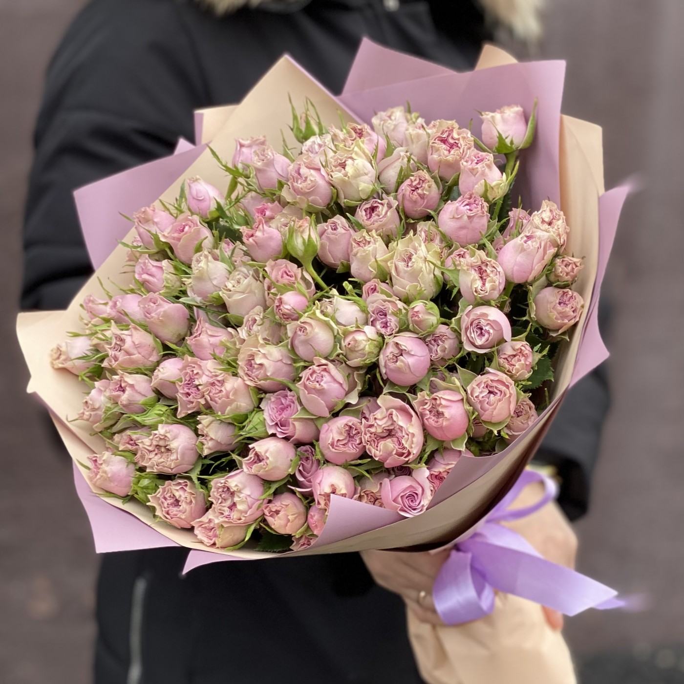 25 кустовых роз Моутаун 40см