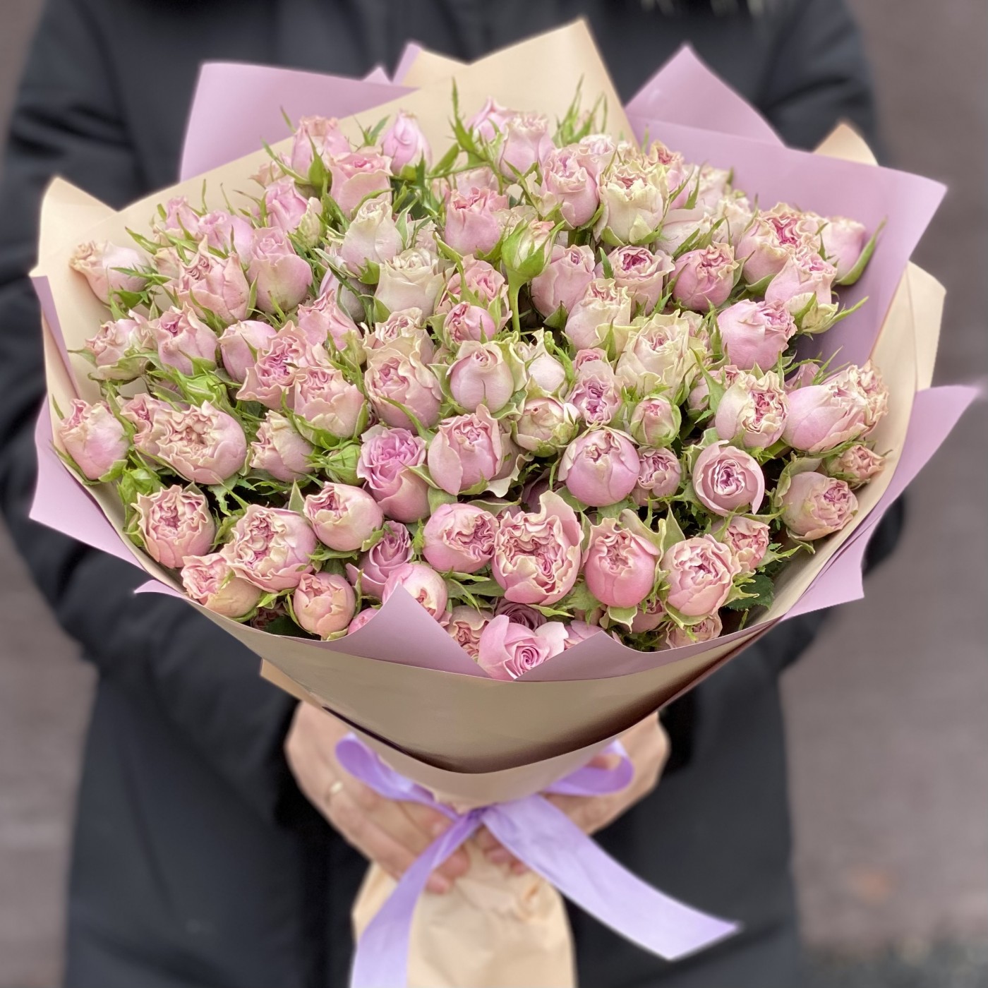 25 кустовых роз Моутаун 40см