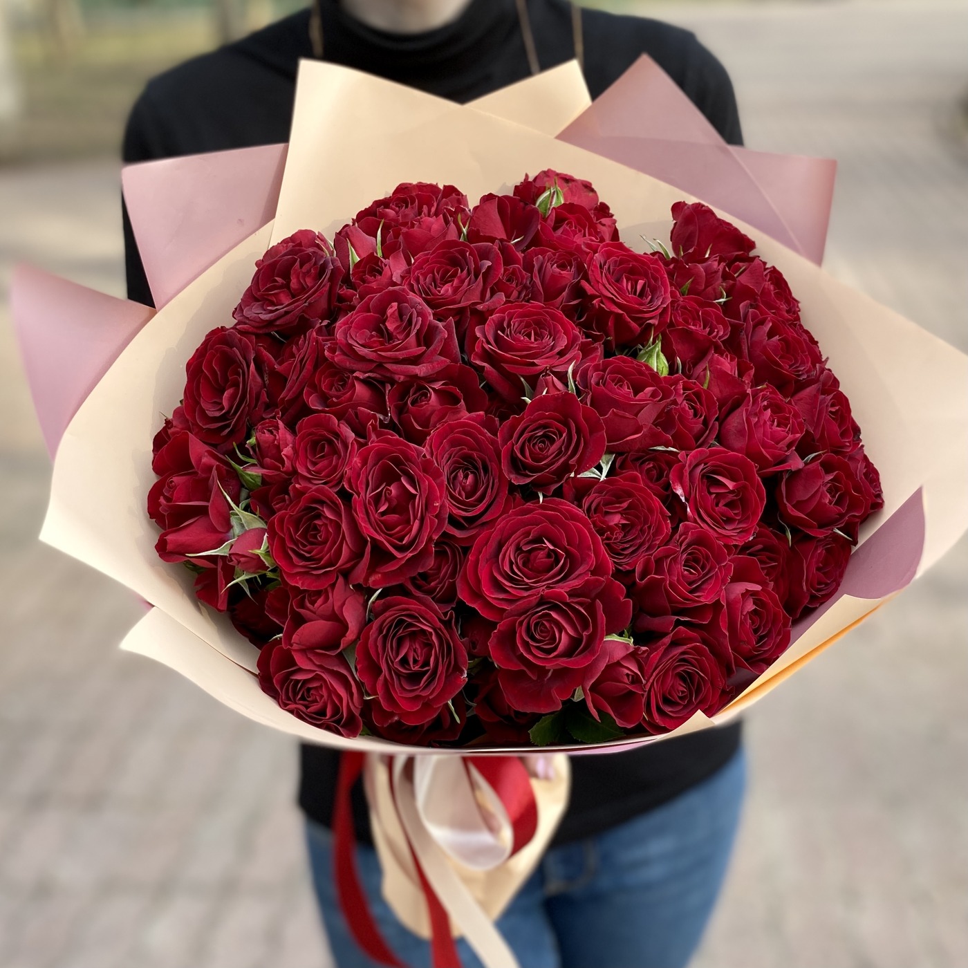 25 красных кустовых роз 40 см