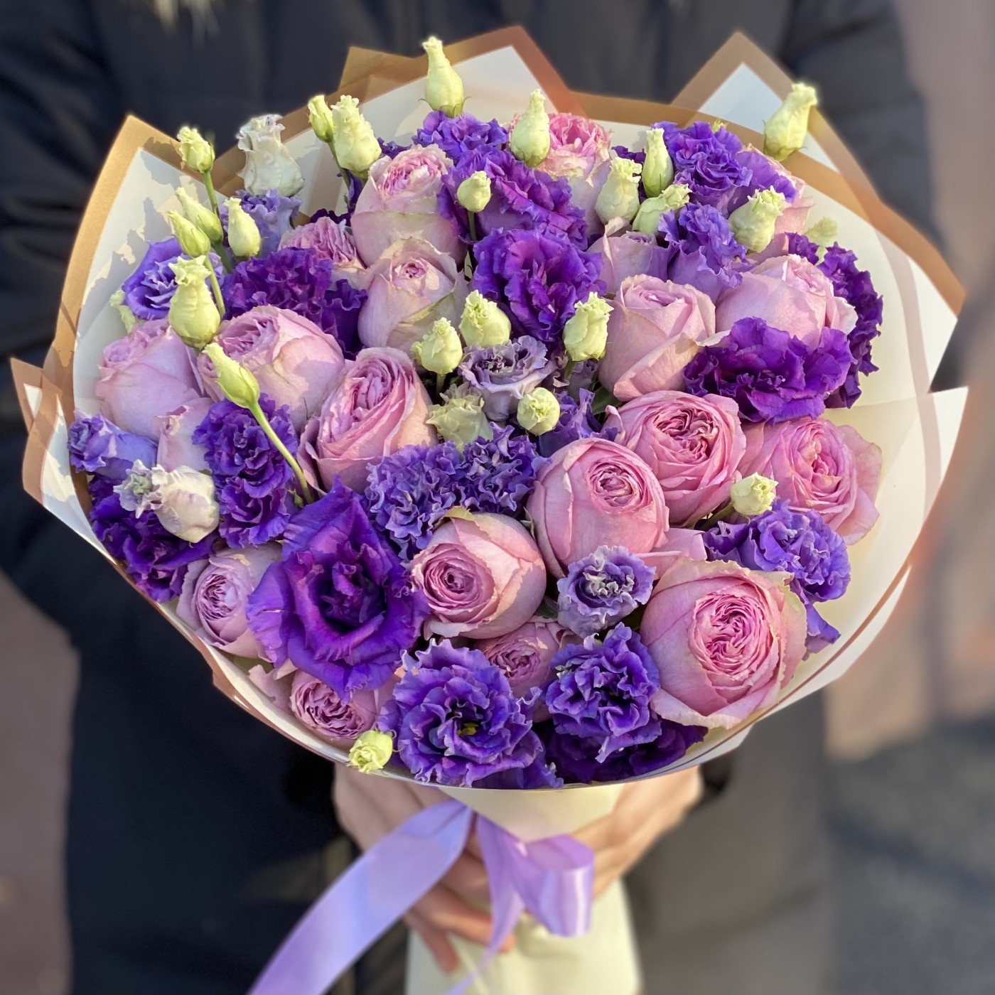 Букет пионовидных роз с фиолетовой эустомой