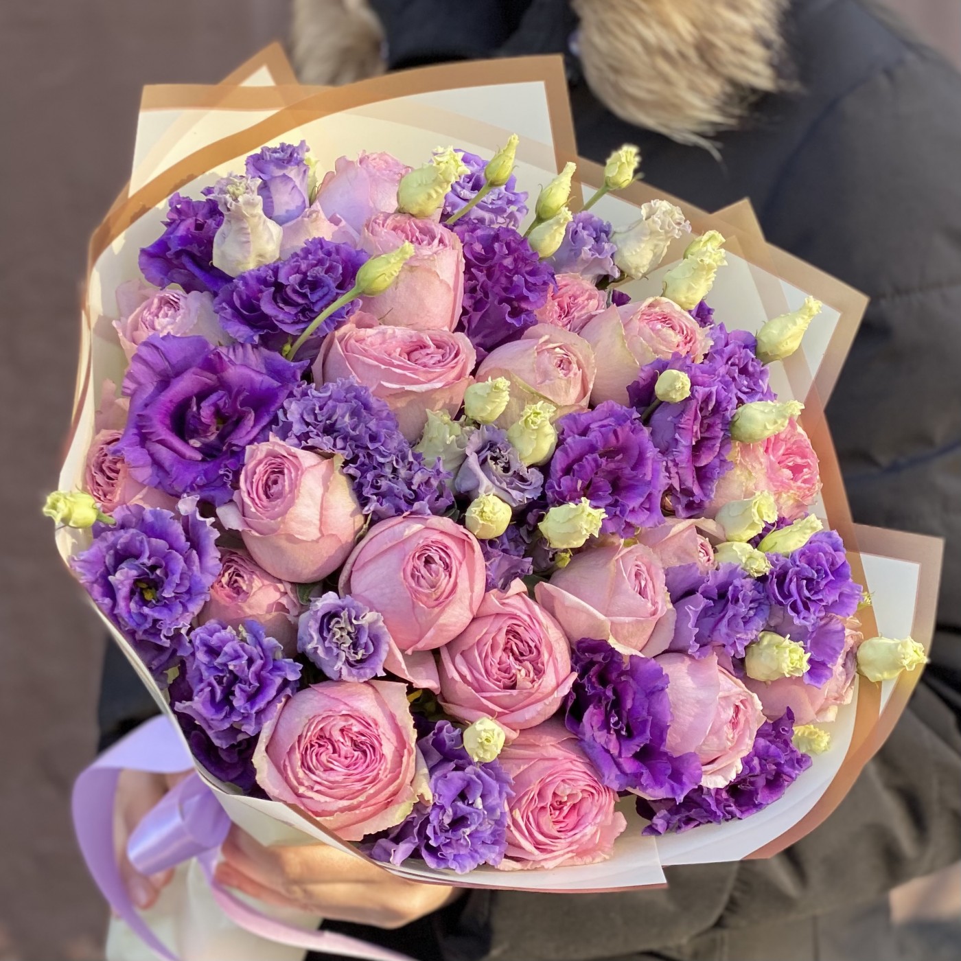 Букет пионовидных роз с фиолетовой эустомой