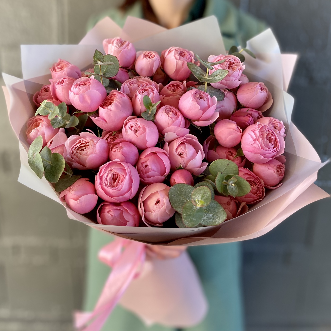 Эксклюзивный  букет из розовых кустовых пионовидных роз заказать с доставкой