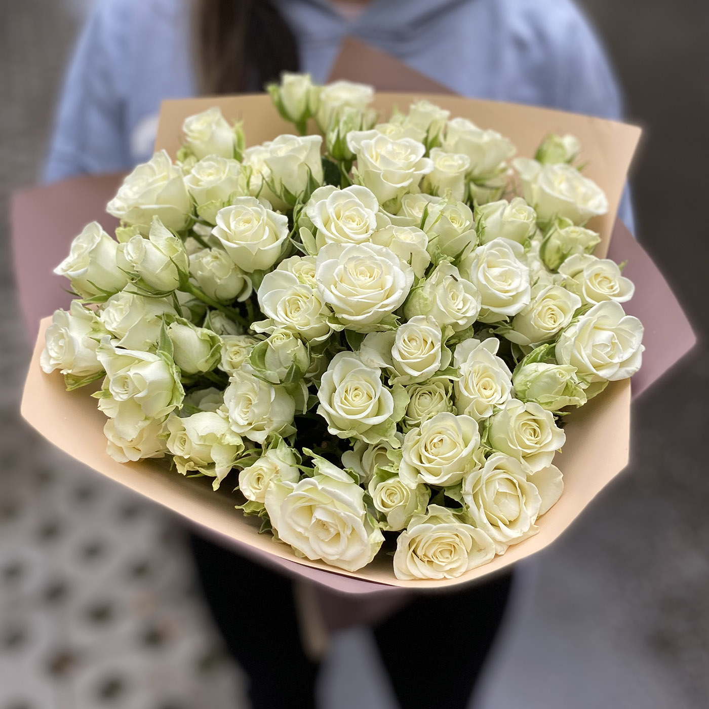 25 белых кустовых роз Сноуфлейк 40 см