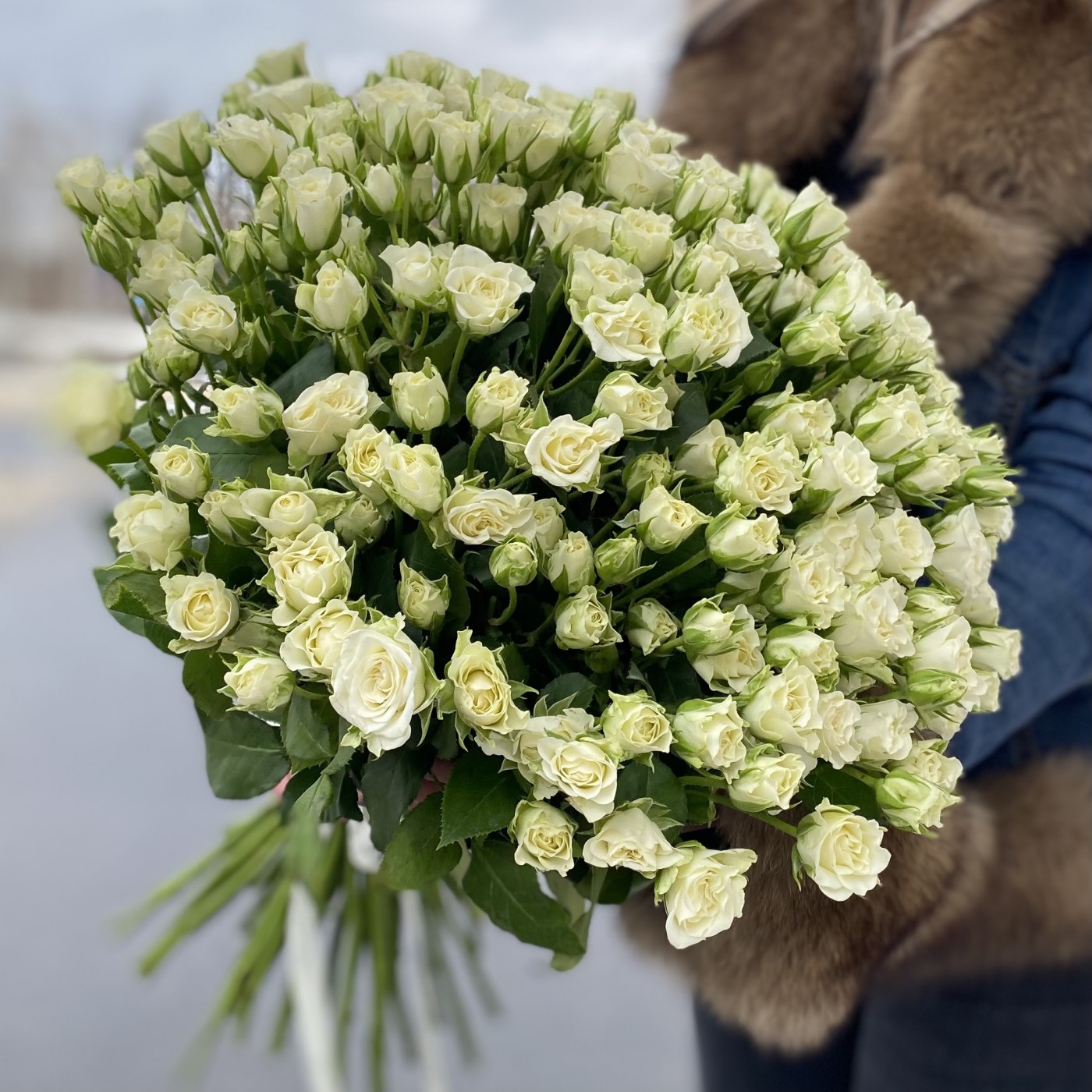 Белые кустовые розы купить поштучно с доставкой