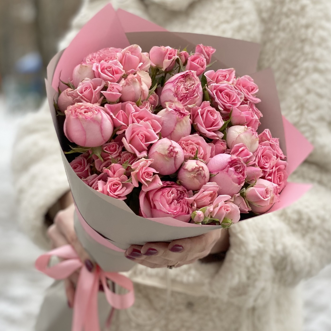 Букет из розовых кустовых и пионовидных роз Пинк блоссом