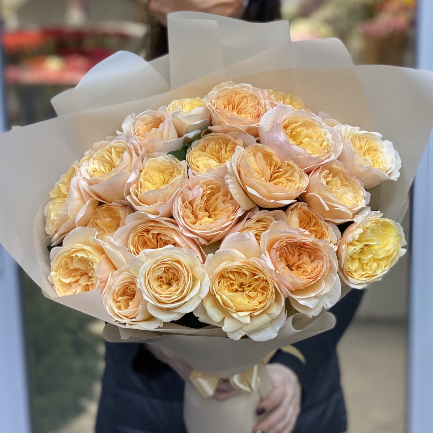 25 кремовых пионовидных роз Джульетт
