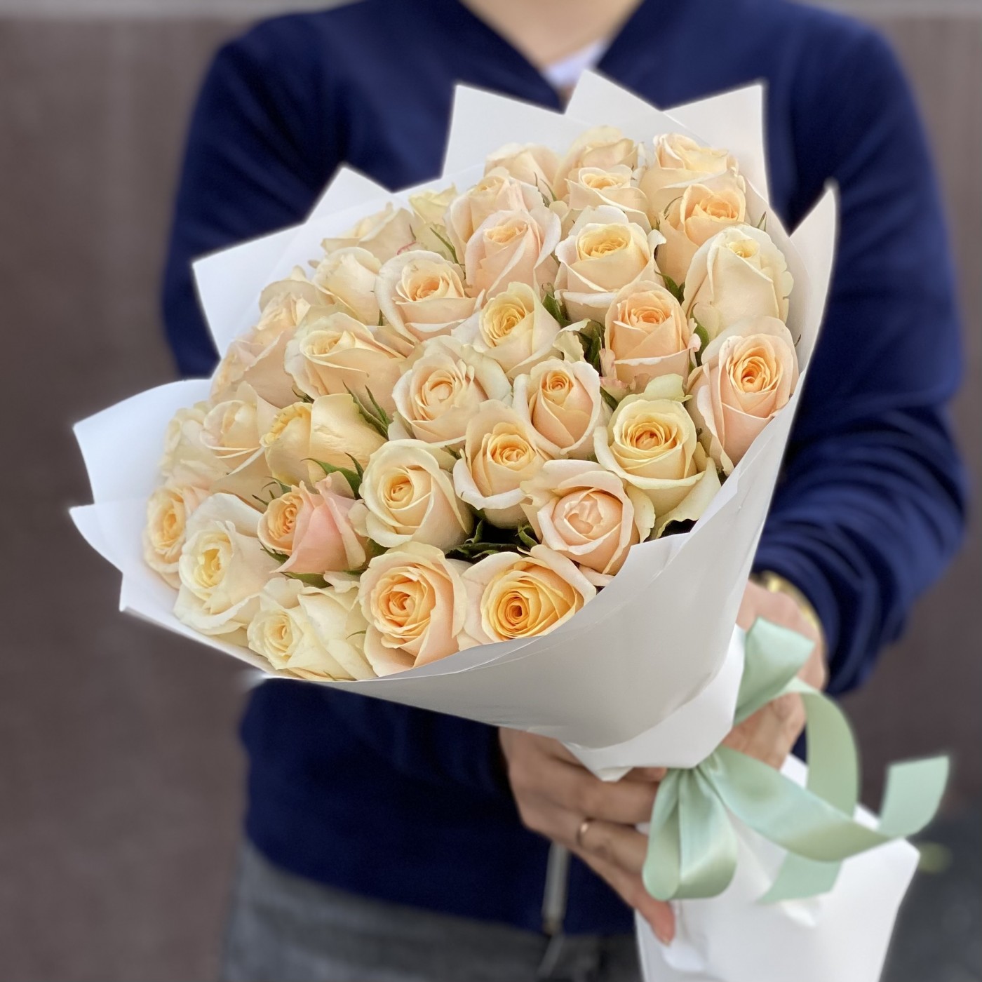 35 персиковых роз Кашмир