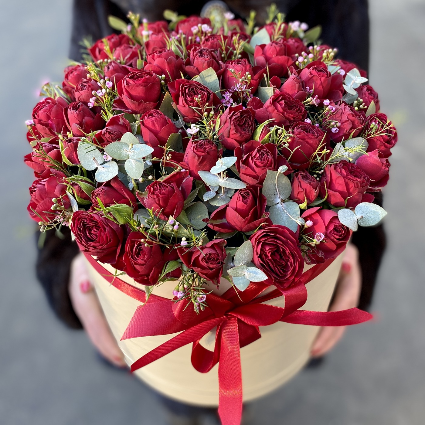 Пионовидные красные розы в коробке