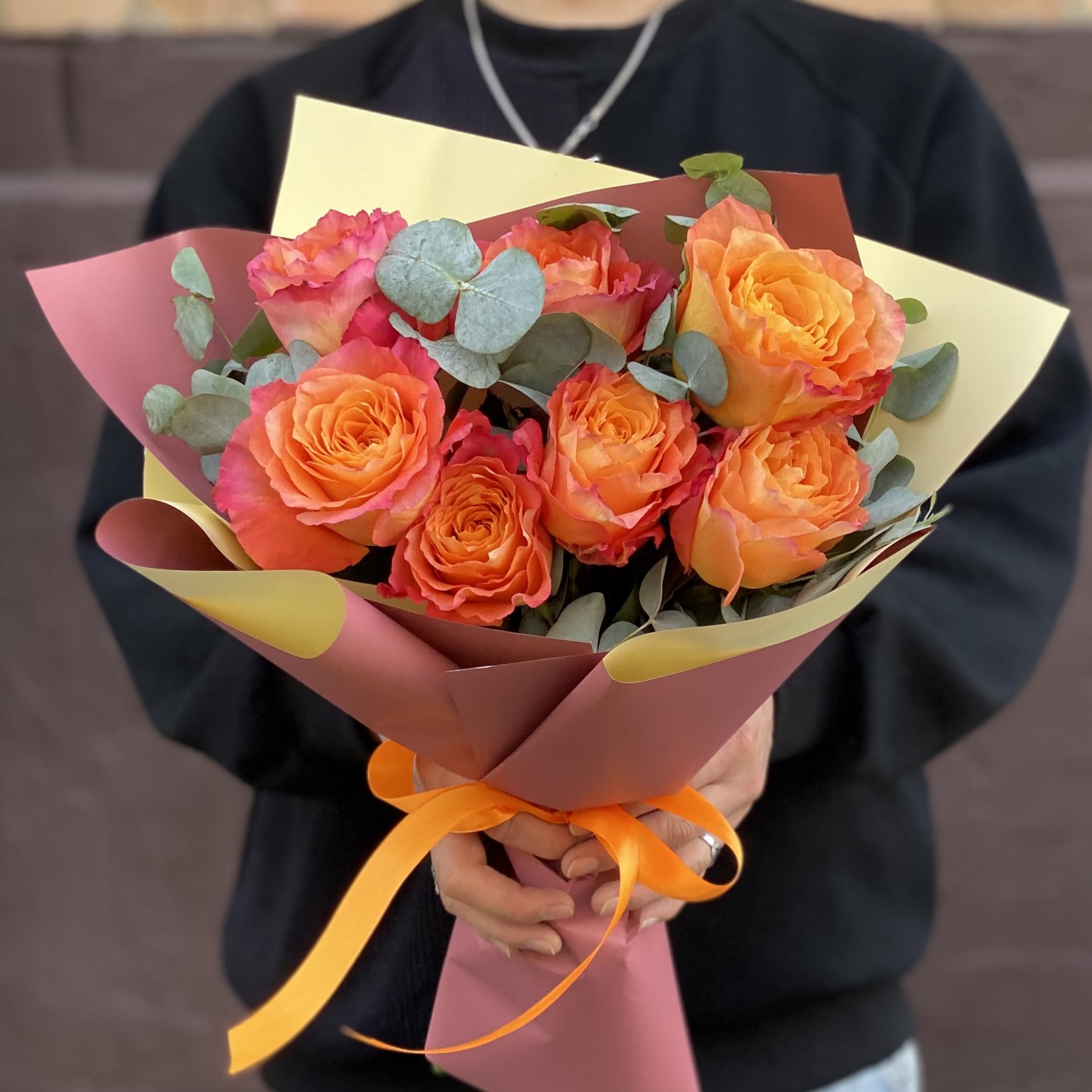 7 оранжевых роз Фри Спирит
