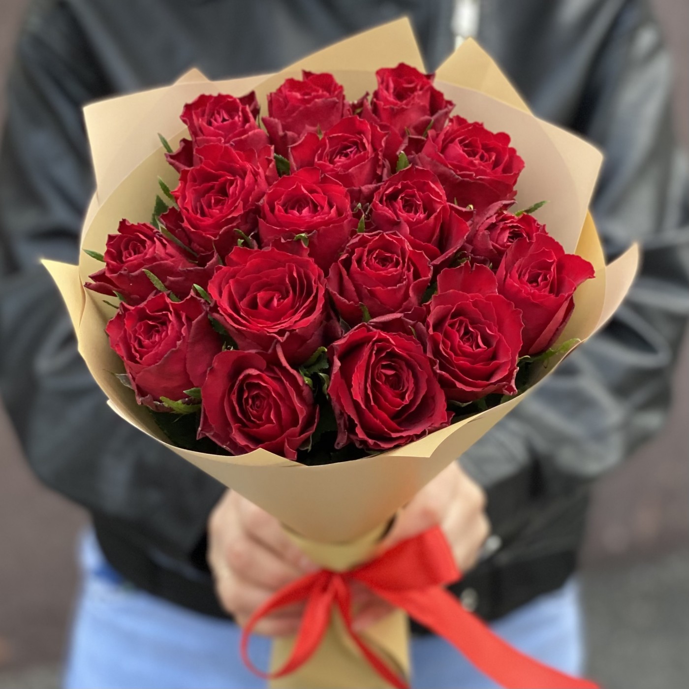 17 красных роз 40 см