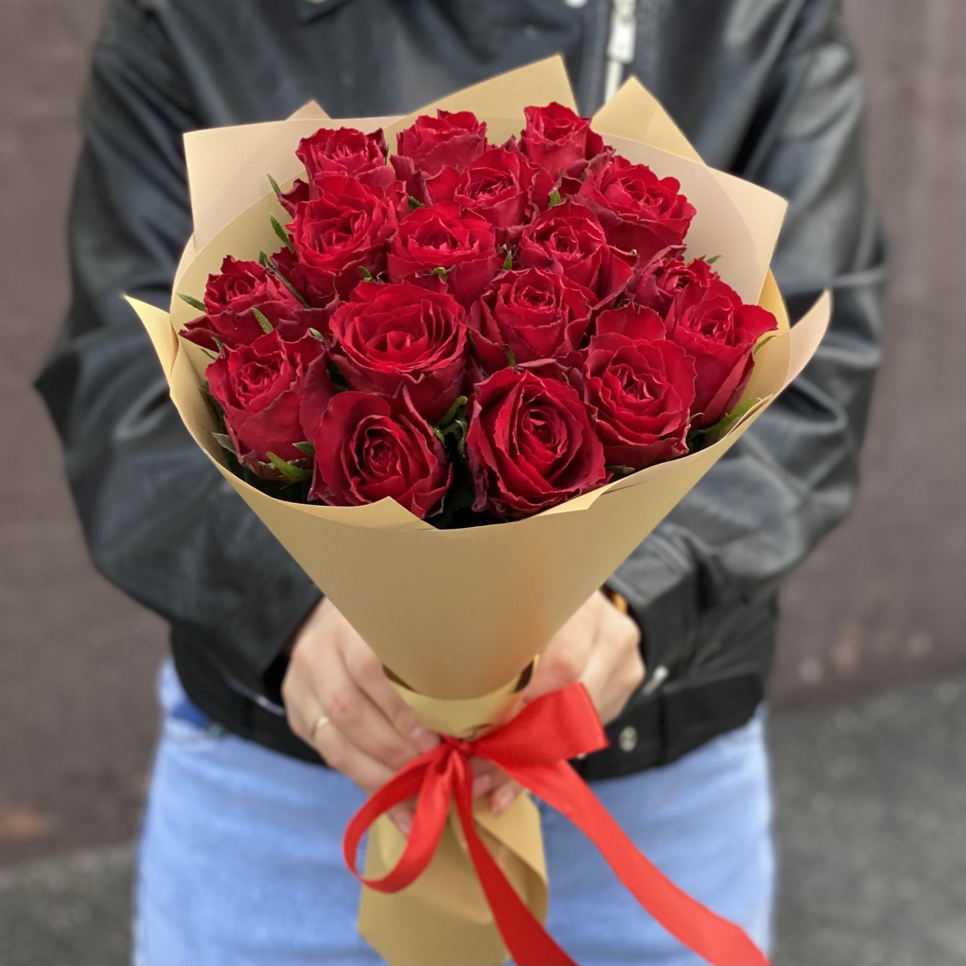 17 красных роз 40 см