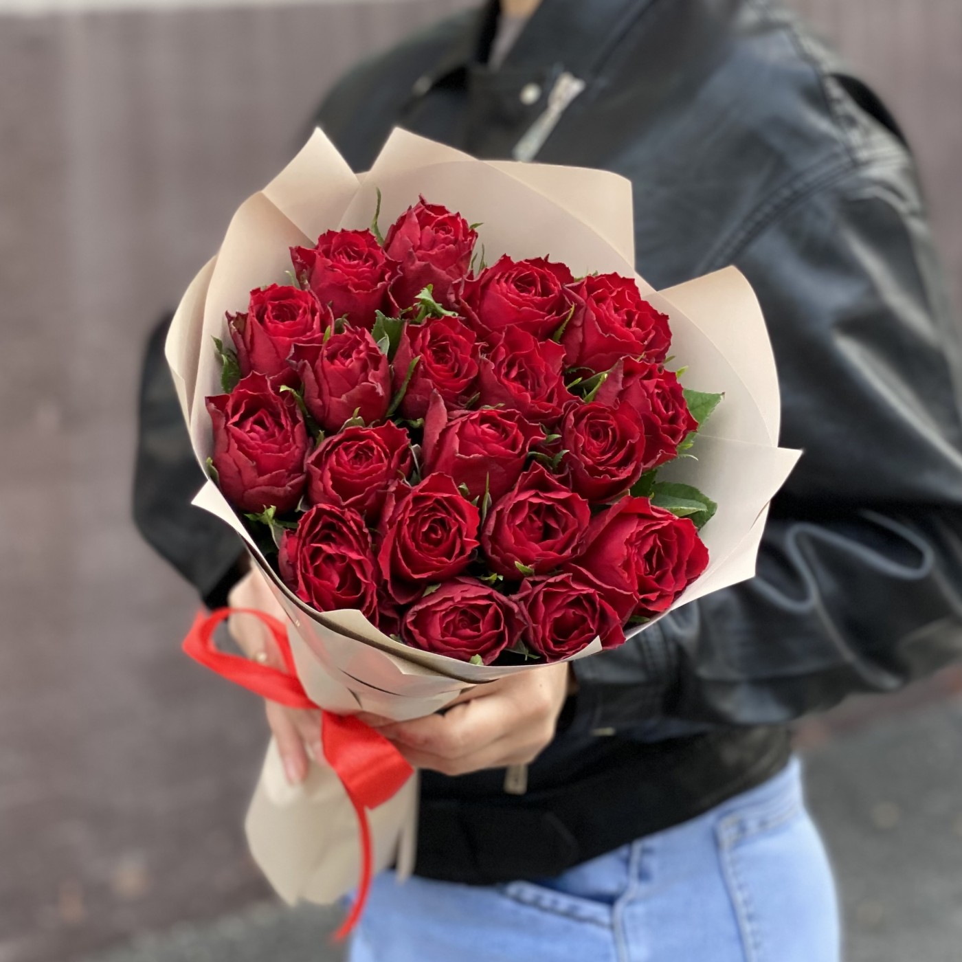 19 красных роз 40 см