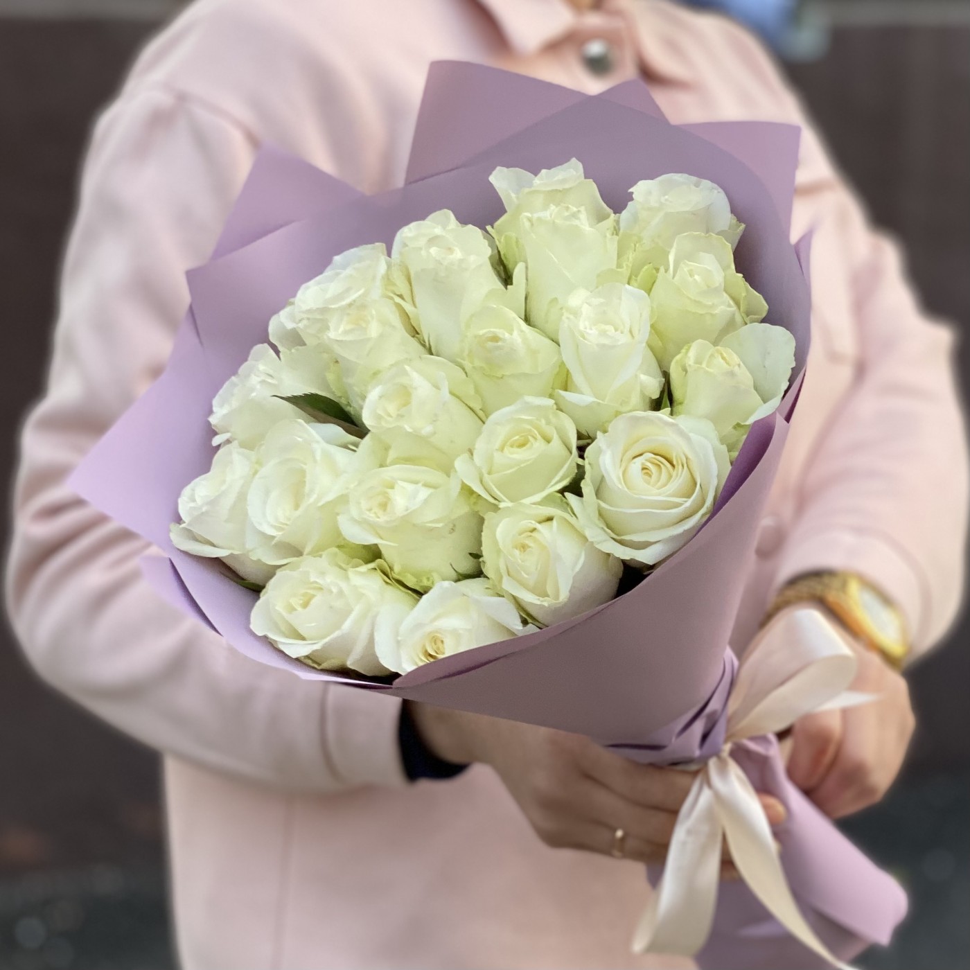 21 крупная белая роза Махе