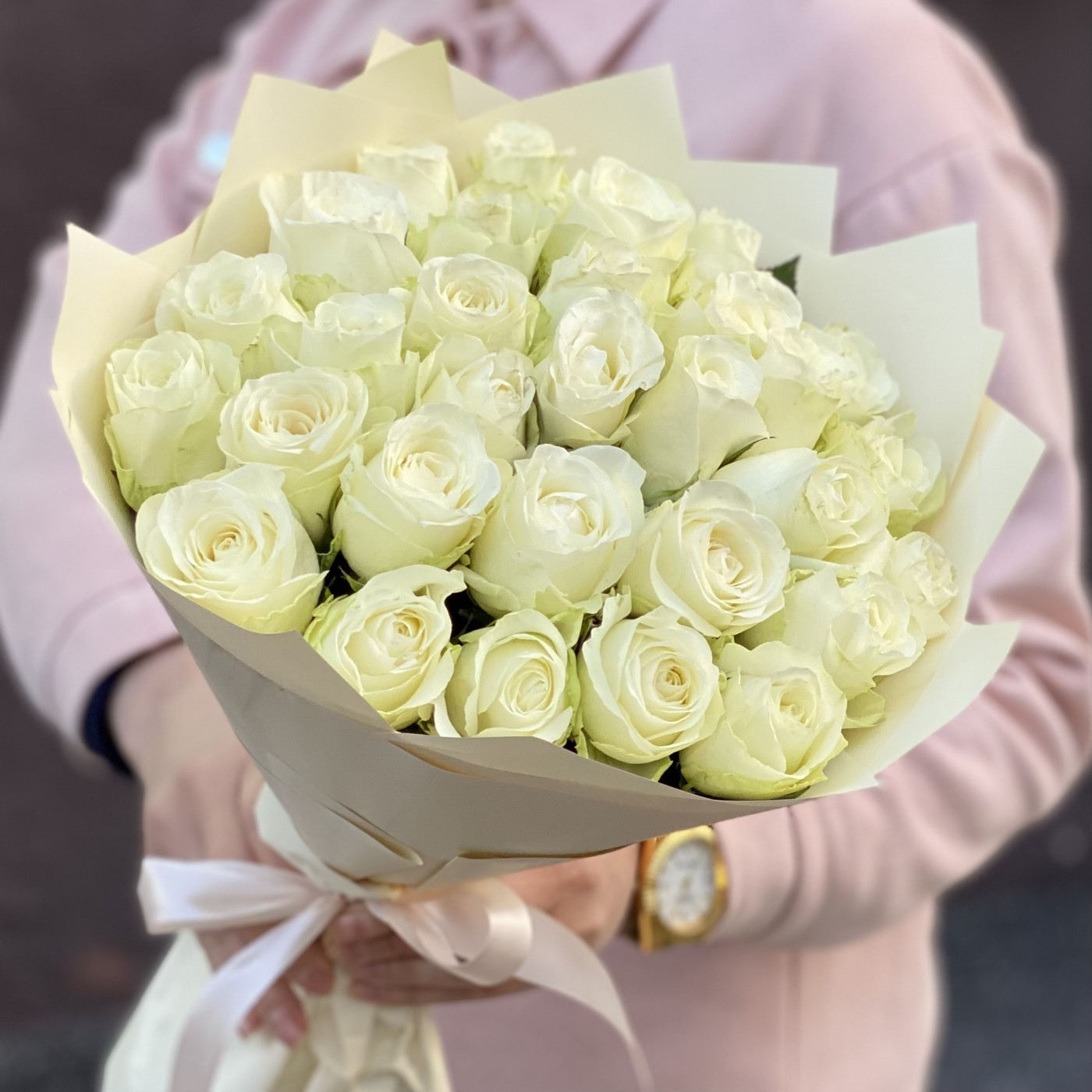 31 крупная белая роза Махе