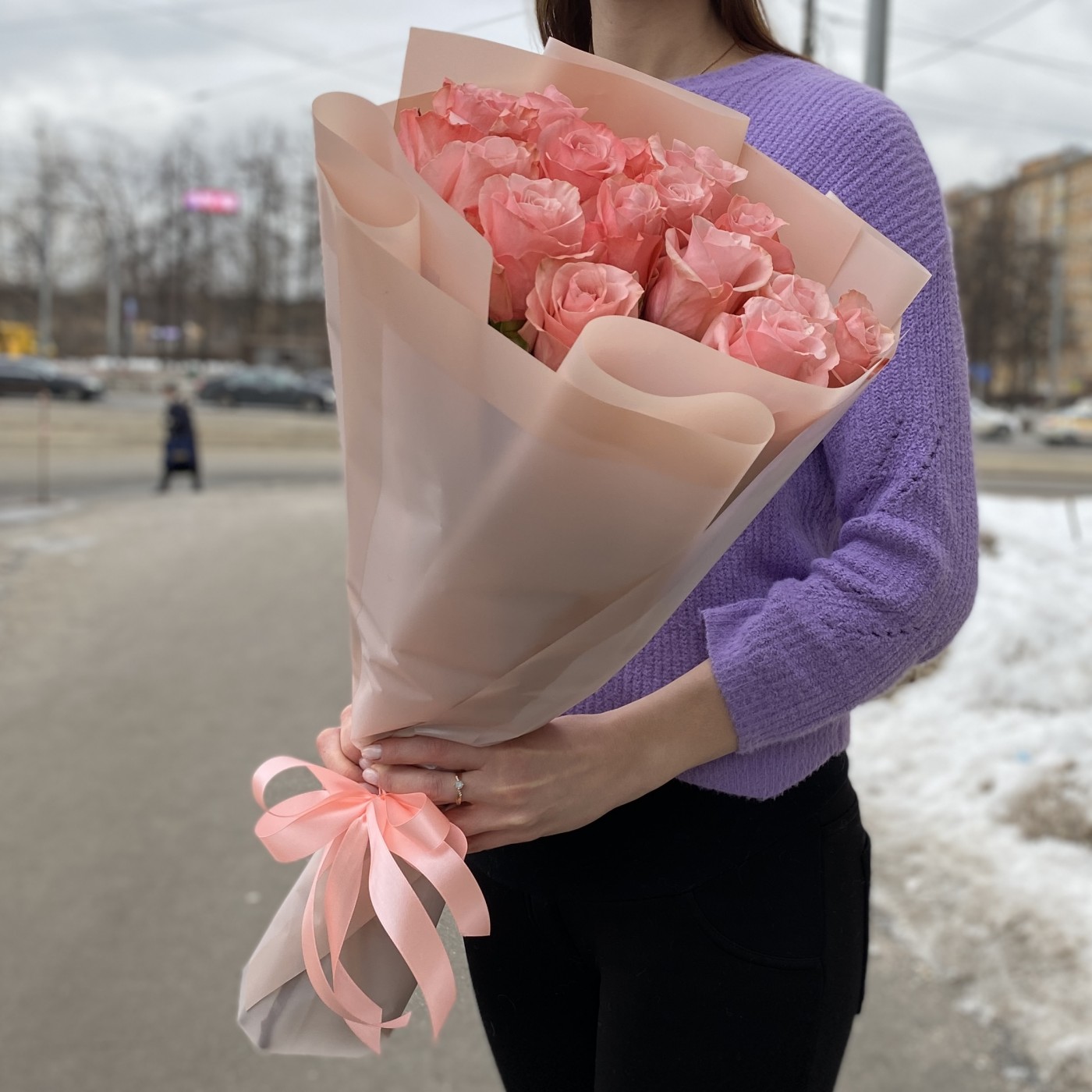 15 нежных роз Би Свит 70 см