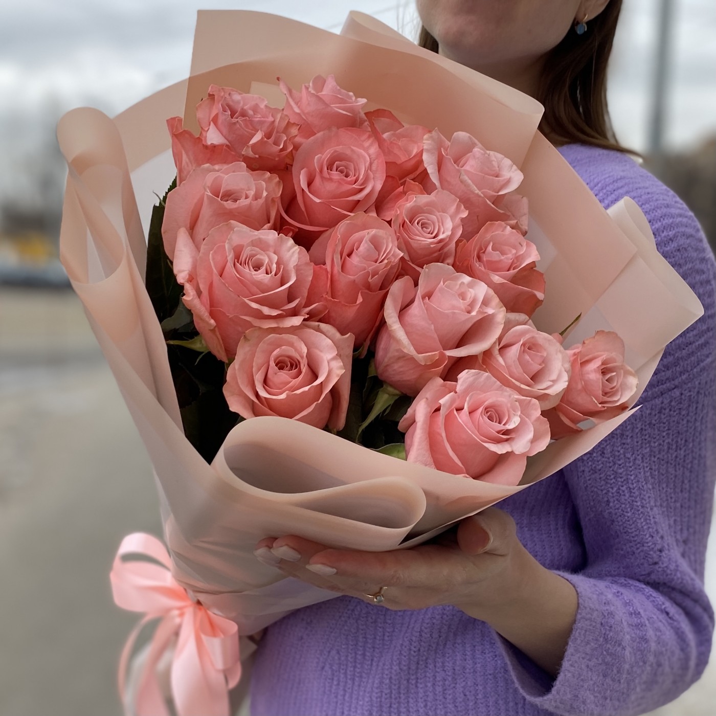 15 нежных роз Би Свит 70 см