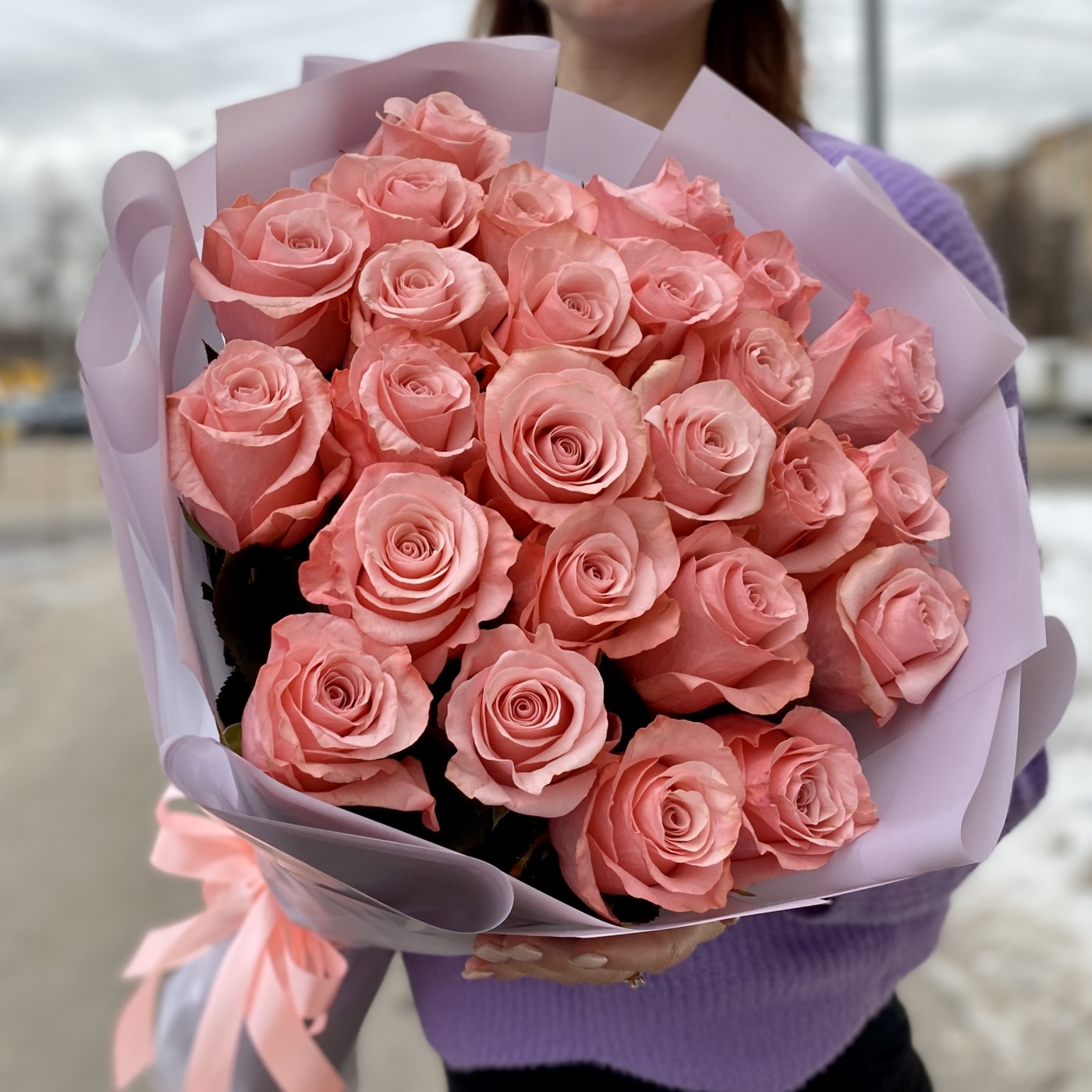 25 нежных розовых роз Би Свит 70 см