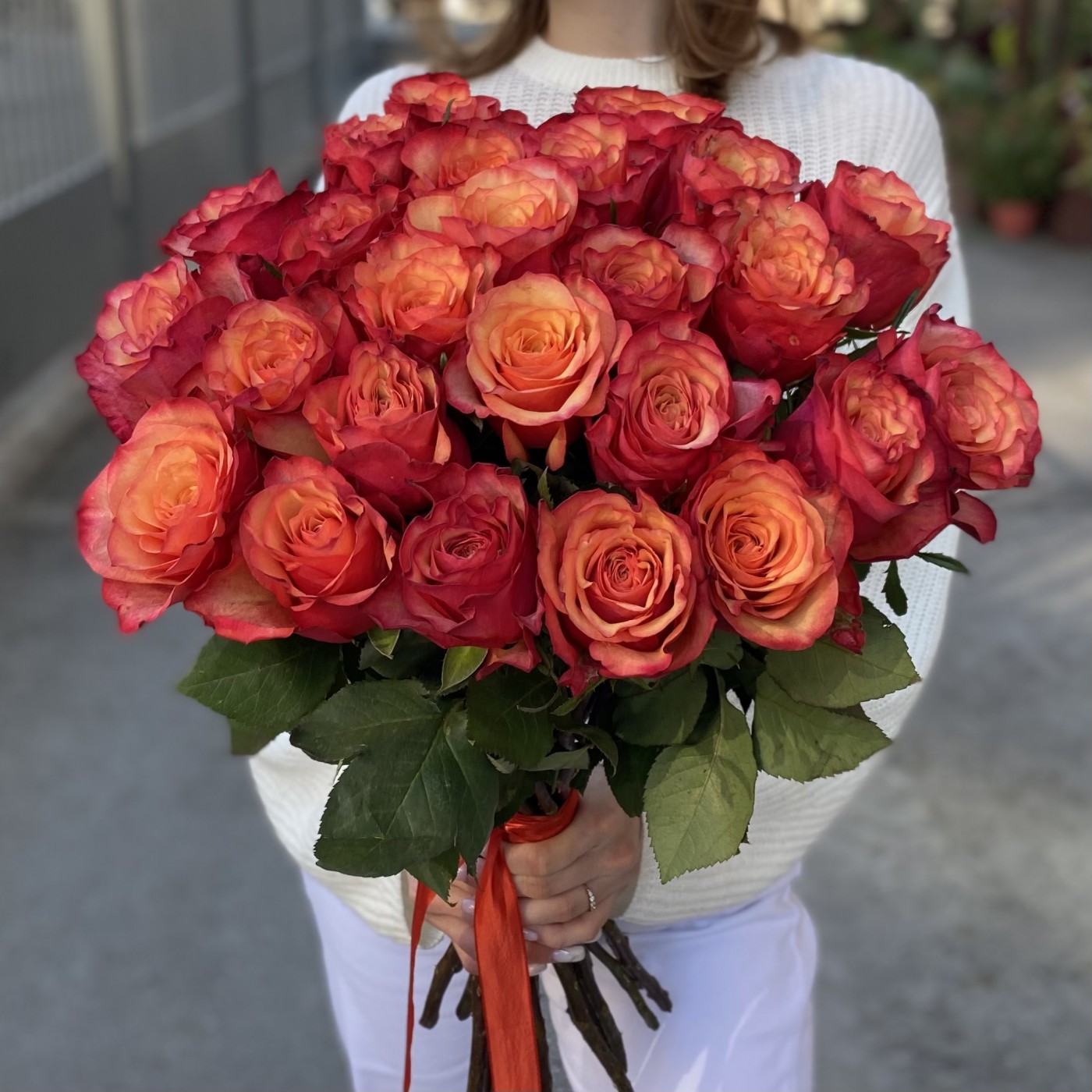 Красно-желтые розы Borgatt 60 см