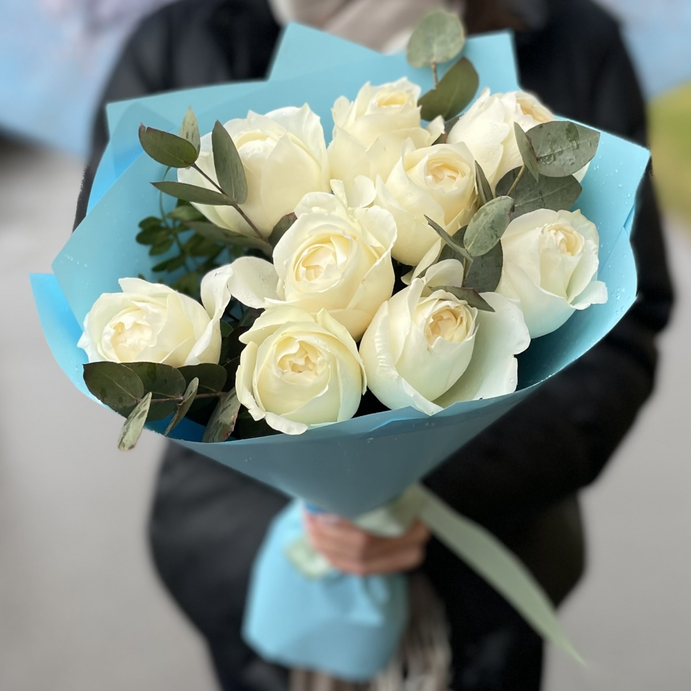 9 пионовидных белых роз Инносент (Innocent)