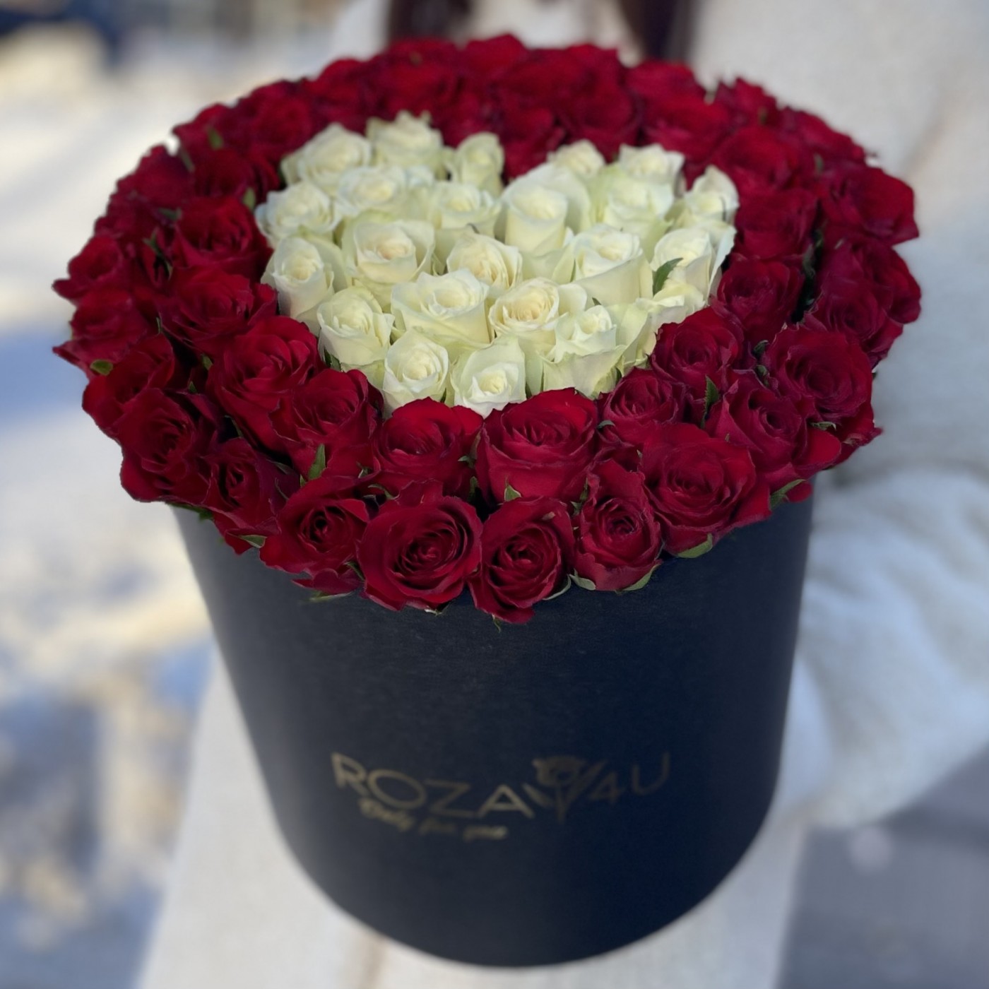 Большая коробка из красных роз вокруг белого сердца