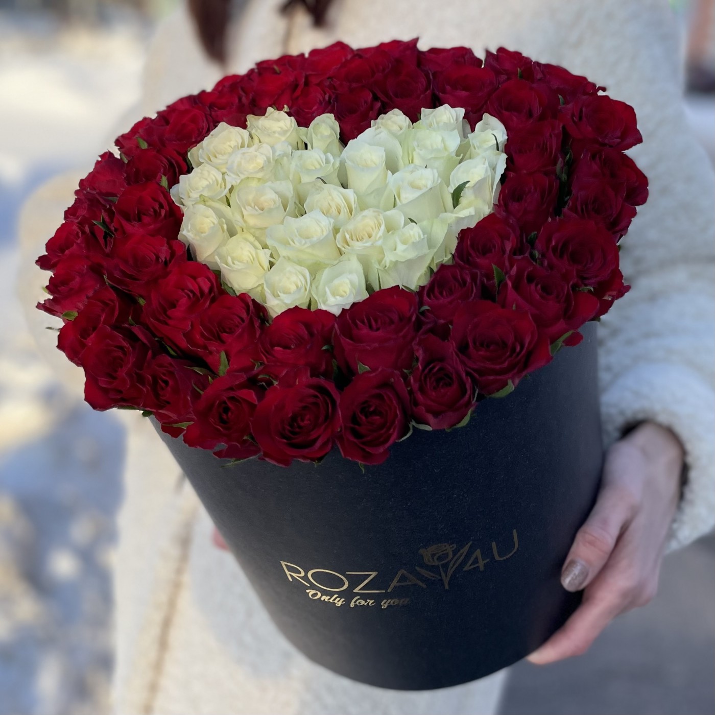 Большая коробка из красных роз вокруг белого сердца