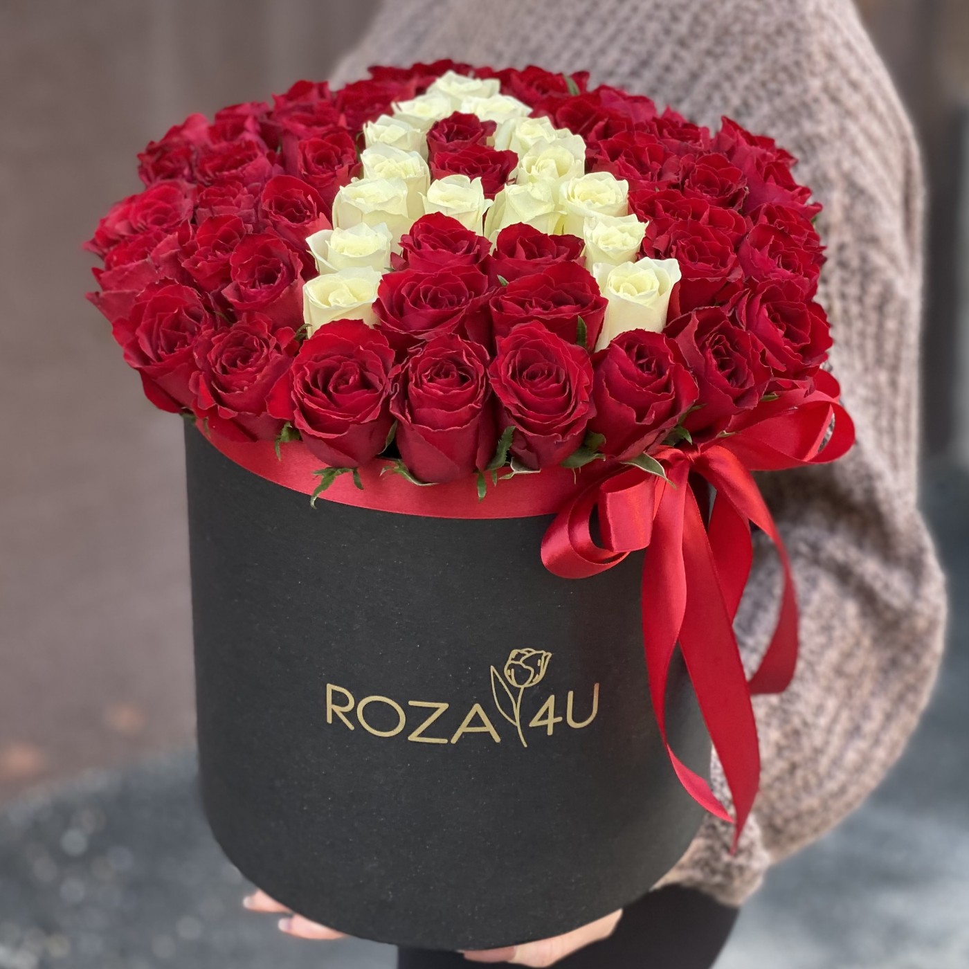 Красные розы в коробке с буквой