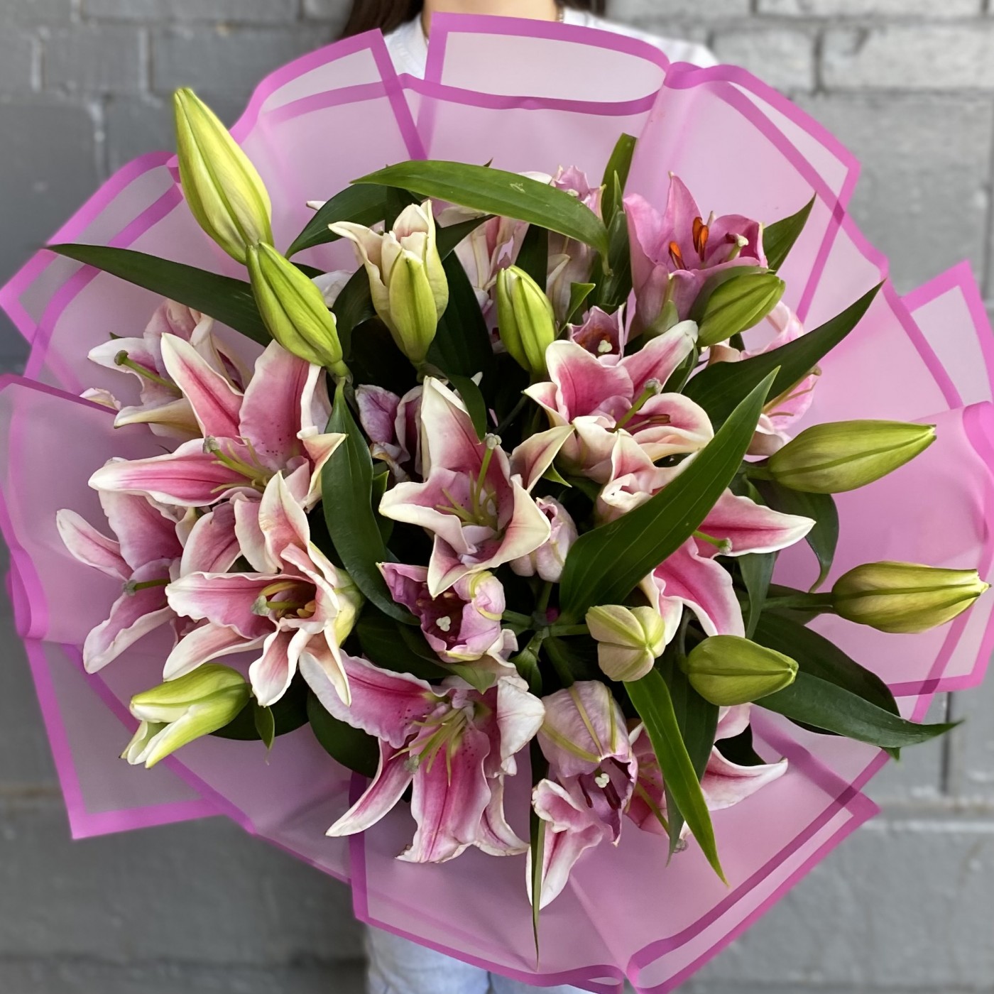 7 розовых лилий
