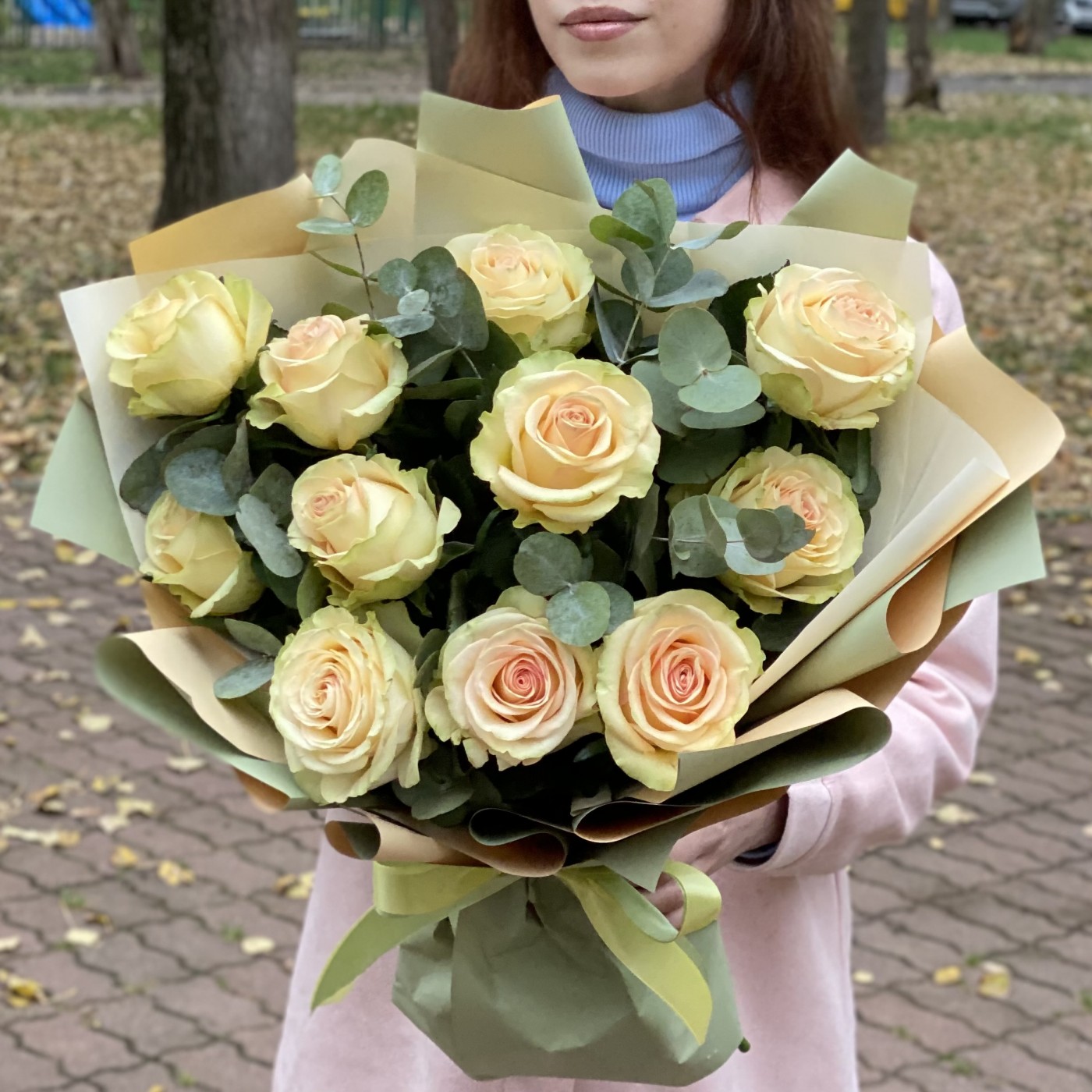 Пионовидные розы Динамик с эвкалиптом