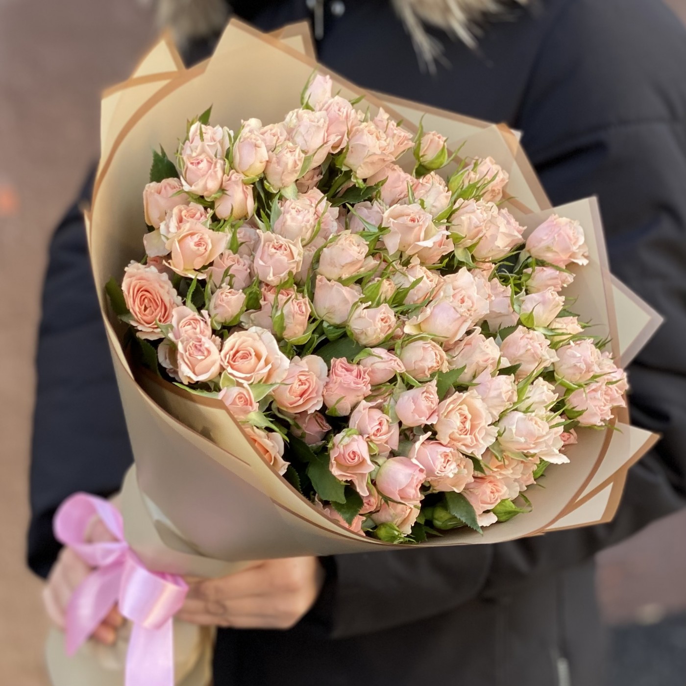 25 кустовых роз Шелби 40см