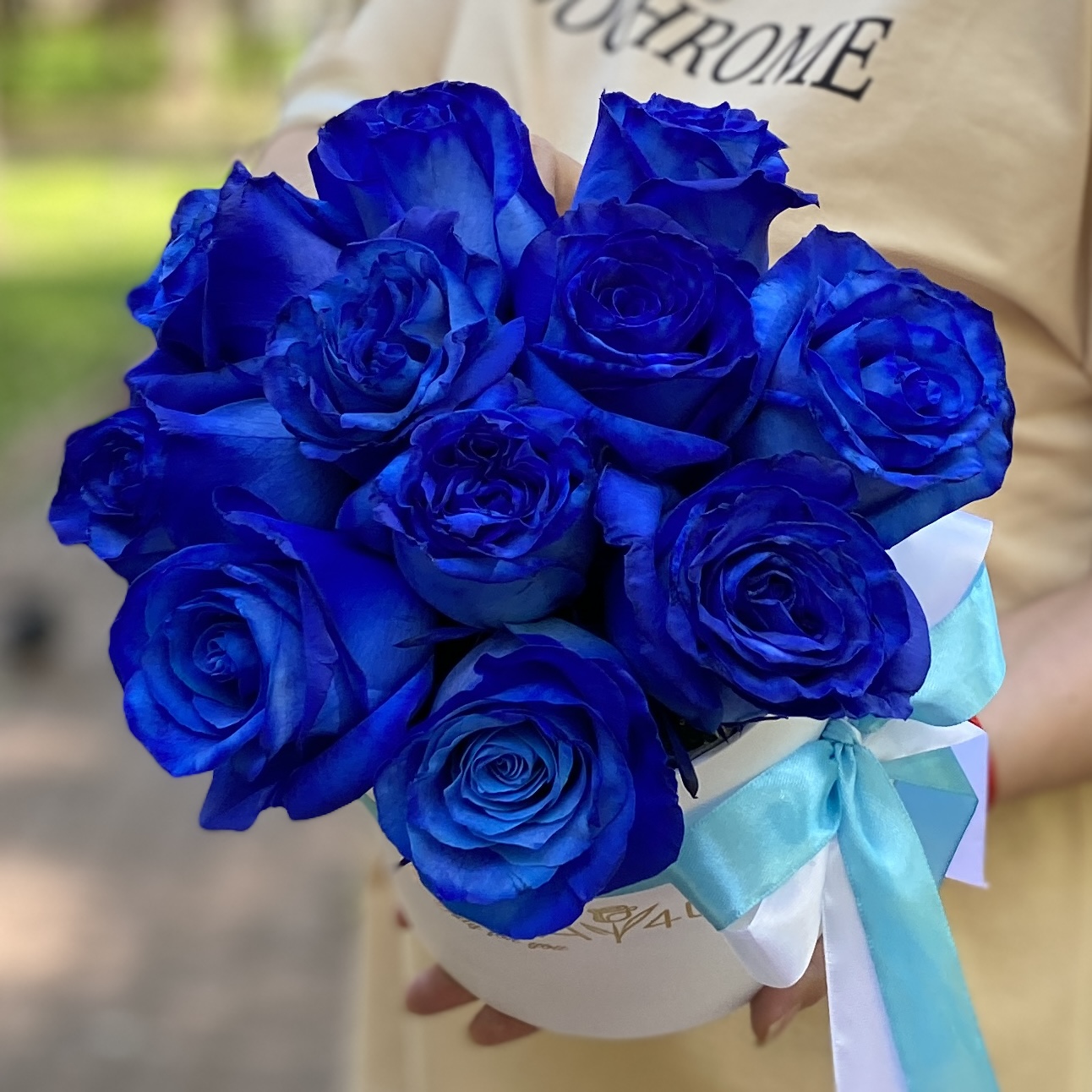 11 синих роз в коробке