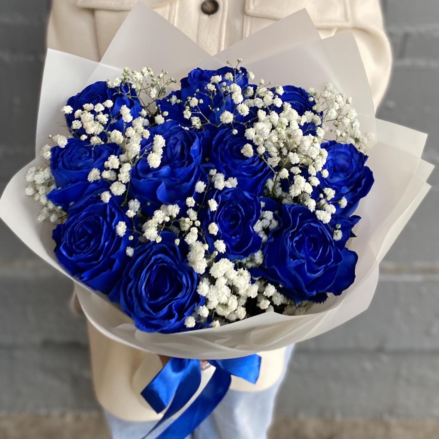 11 синих роз с гипсофилой