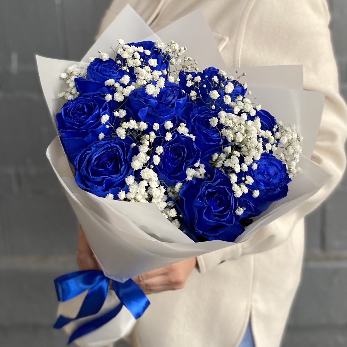 11 синих роз с гипсофилой