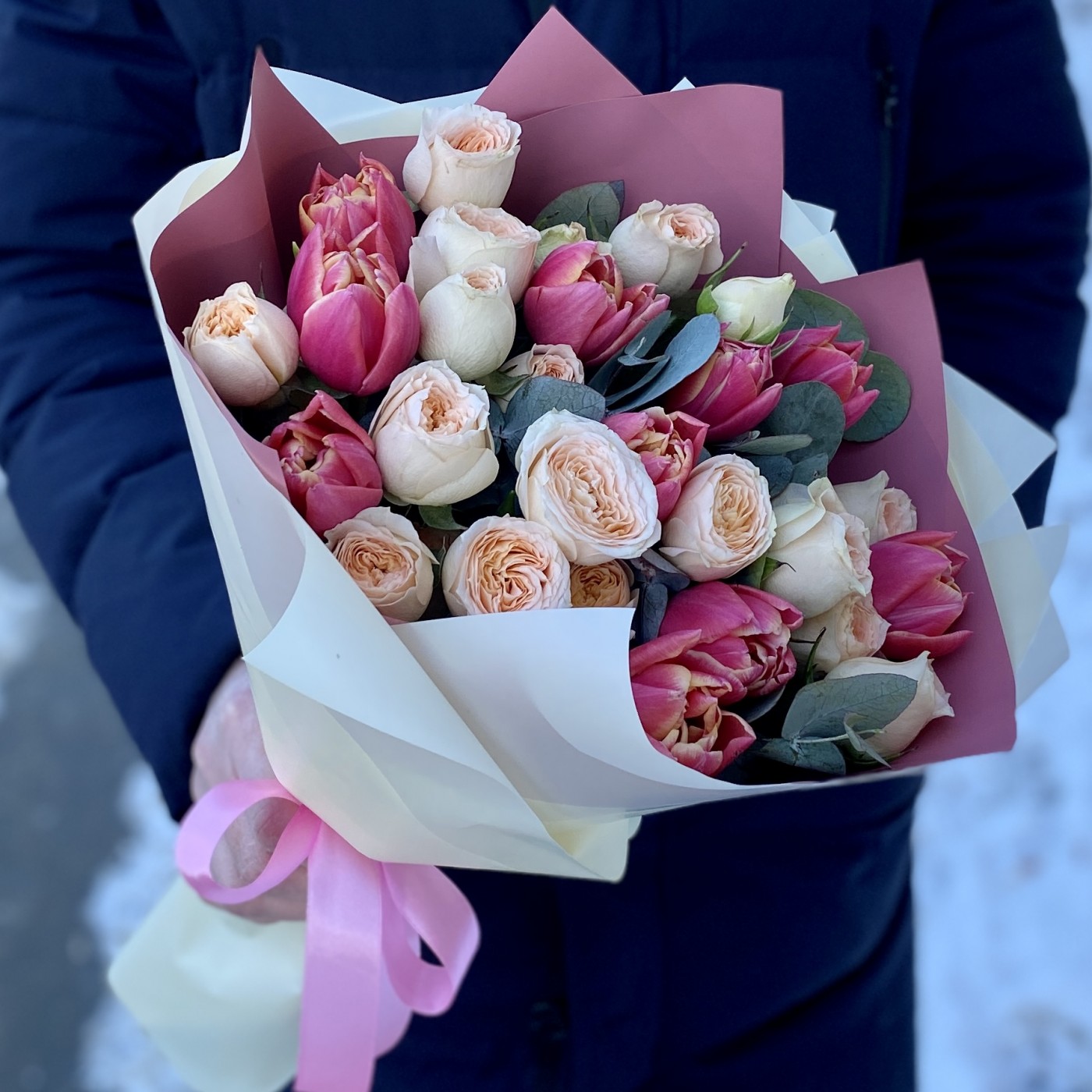 Пионовидные розы с тюльпанами
