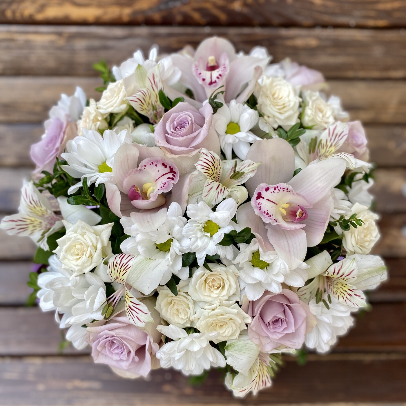 Белые хризантемы и розы в коробке