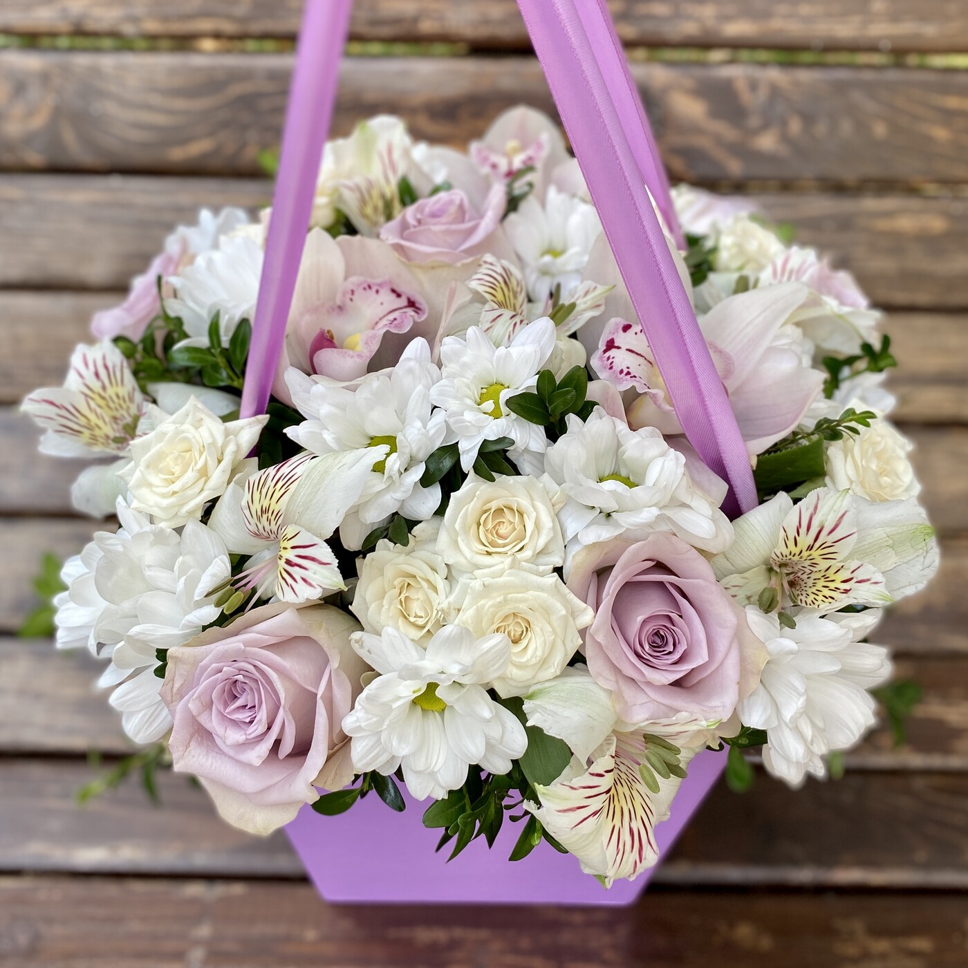 Белые хризантемы и розы в коробке